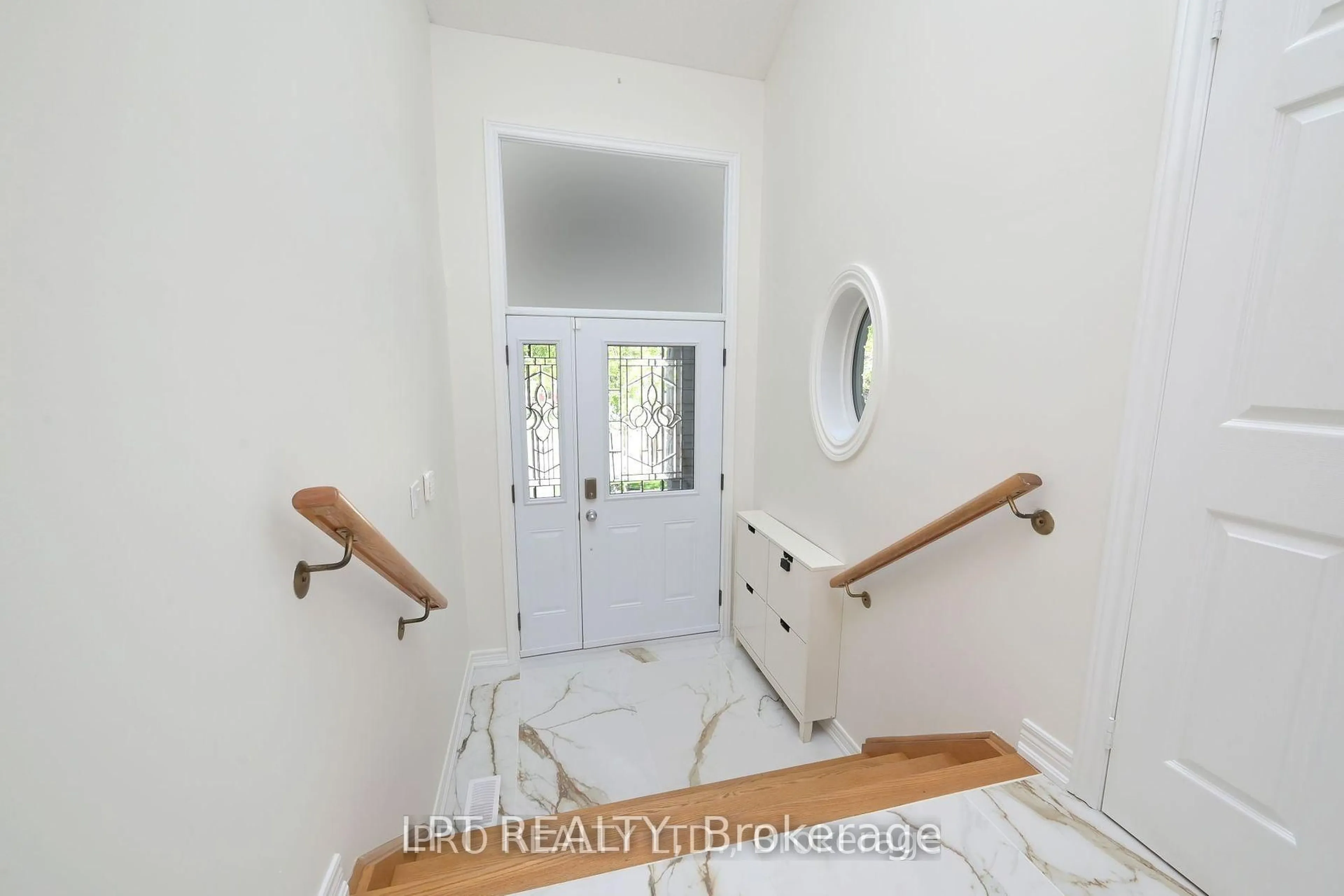 Indoor entryway for 19 Terrastone Crt, Caledon Ontario L7E 2H1