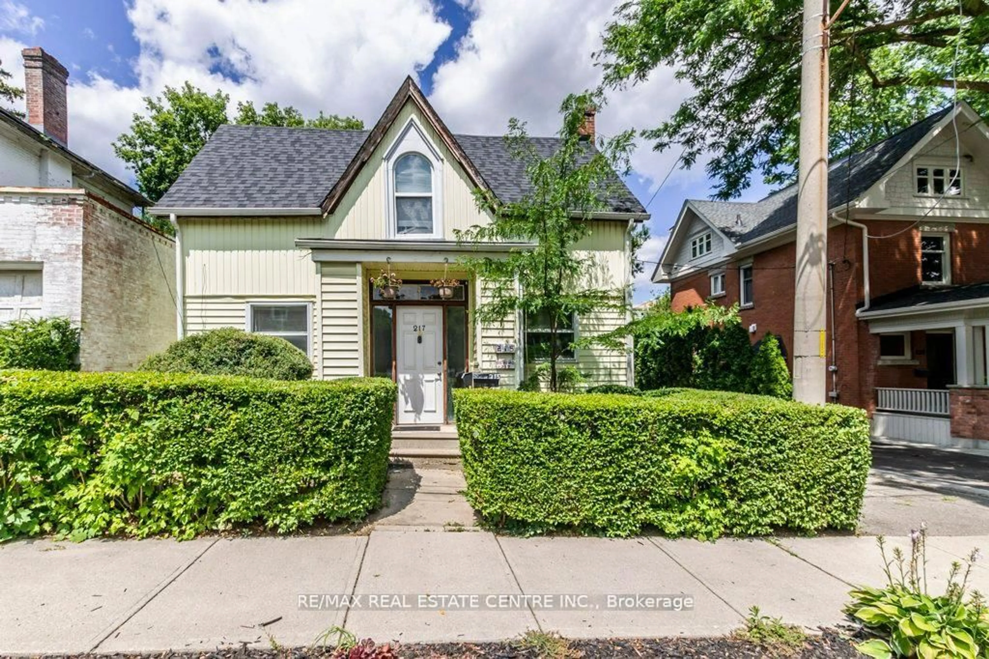 Home with brick exterior material, street for 215-217 Queen St, Milton Ontario L9T 1K3