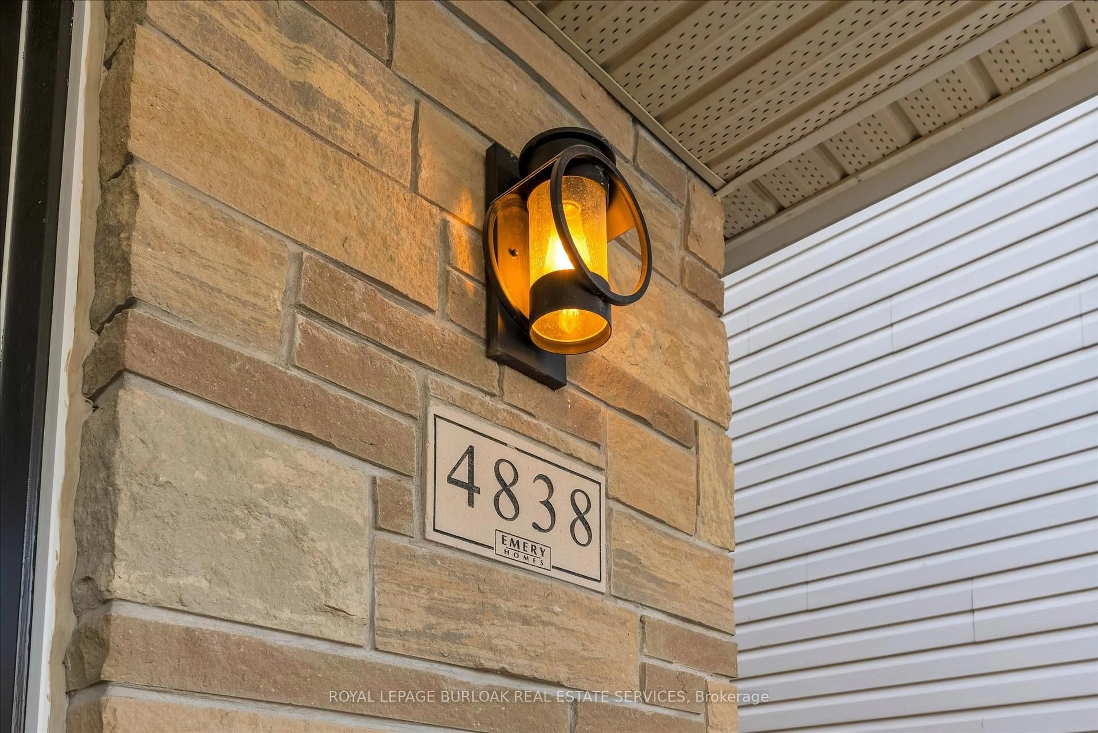 Indoor entryway for 4838 Columbus Dr, Burlington Ontario L7M 0H3