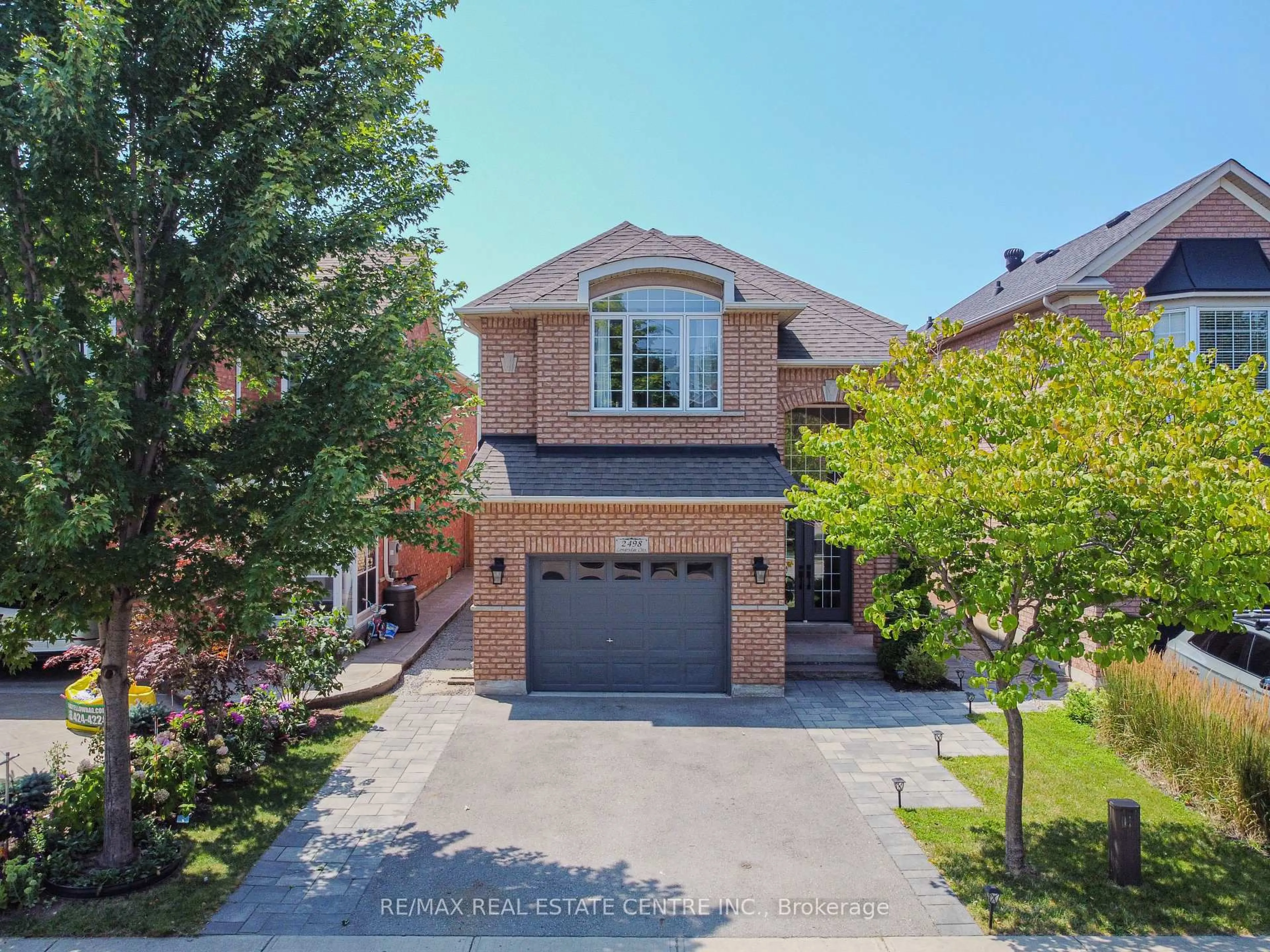 A pic from outside/outdoor area/front of a property/back of a property/a pic from drone, street for 2498 Longridge Cres, Oakville Ontario L6H 6S2