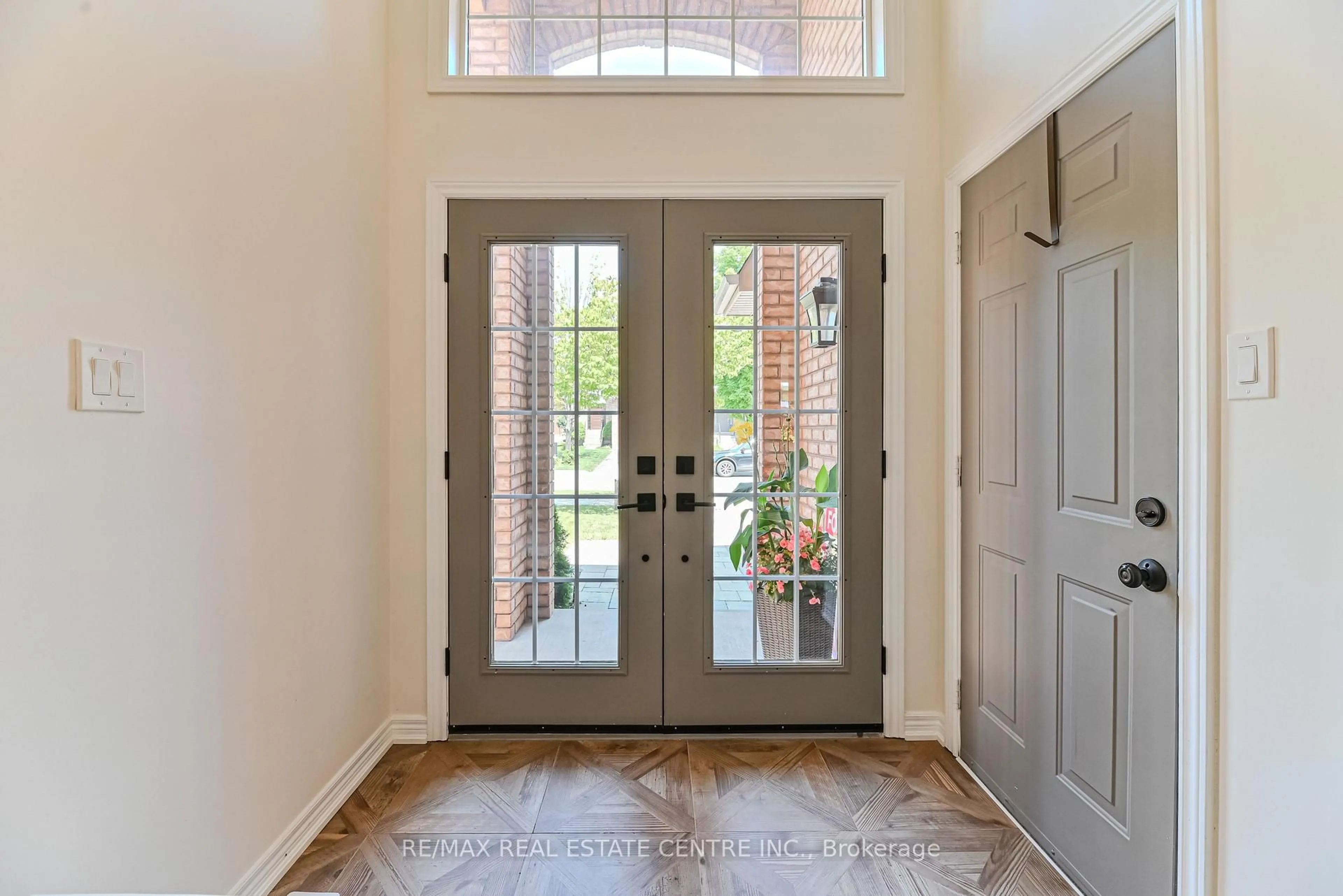 Indoor entryway for 2498 Longridge Cres, Oakville Ontario L6H 6S2