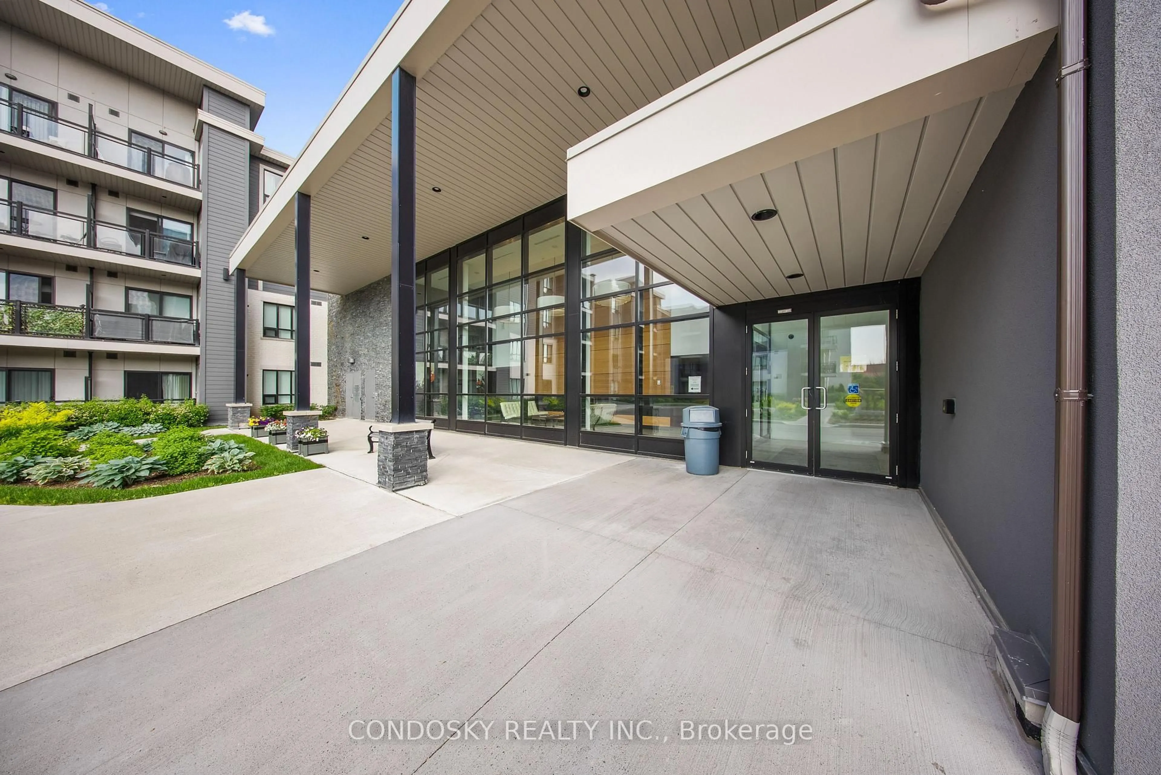 Indoor foyer for 3170 Erin Mills Pkwy #311, Mississauga Ontario L5L 0B6