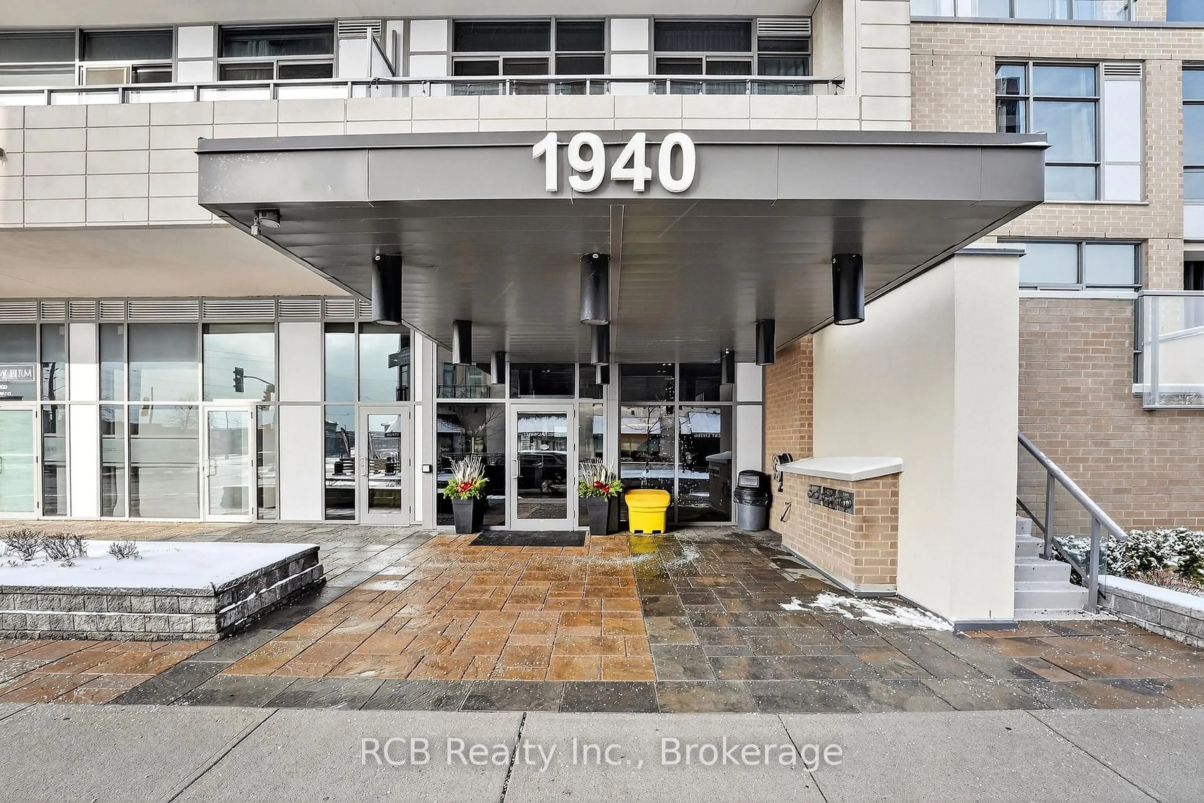 Indoor foyer for 1940 Ironstone Dr #1006, Burlington Ontario L7L 0E4