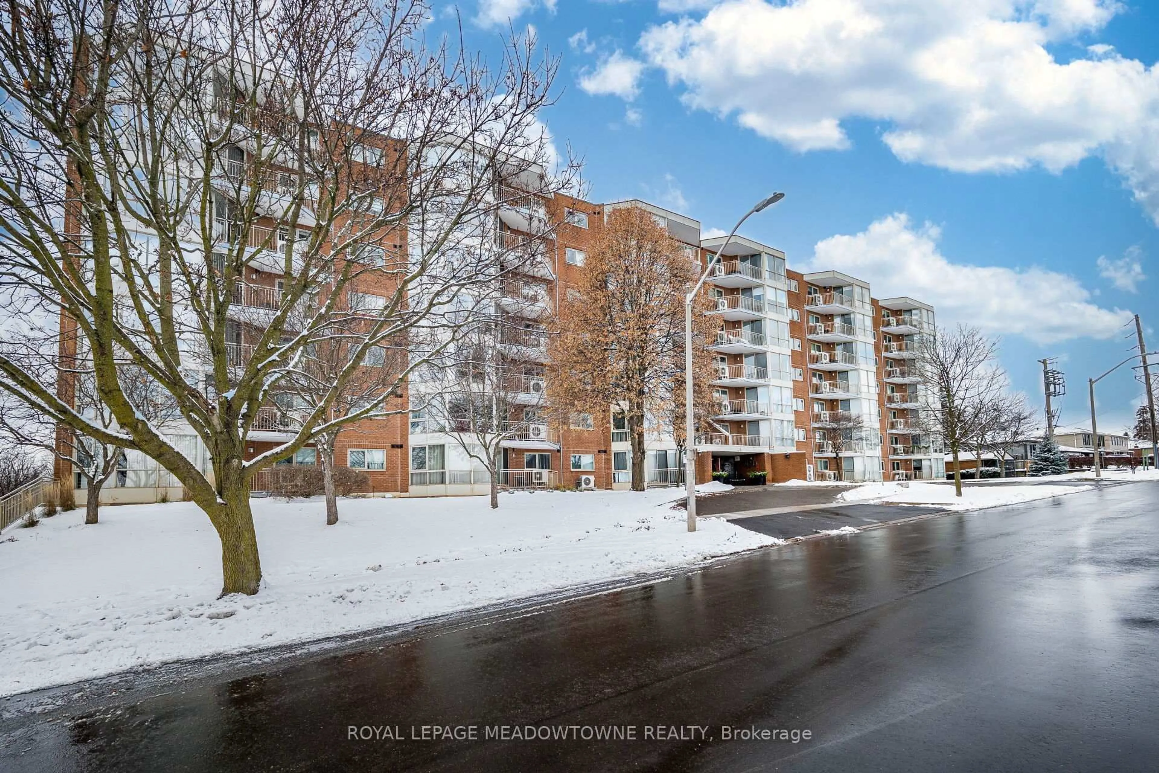 A pic from outside/outdoor area/front of a property/back of a property/a pic from drone, street for 26 Hall Rd #306, Halton Hills Ontario L7G 5G5