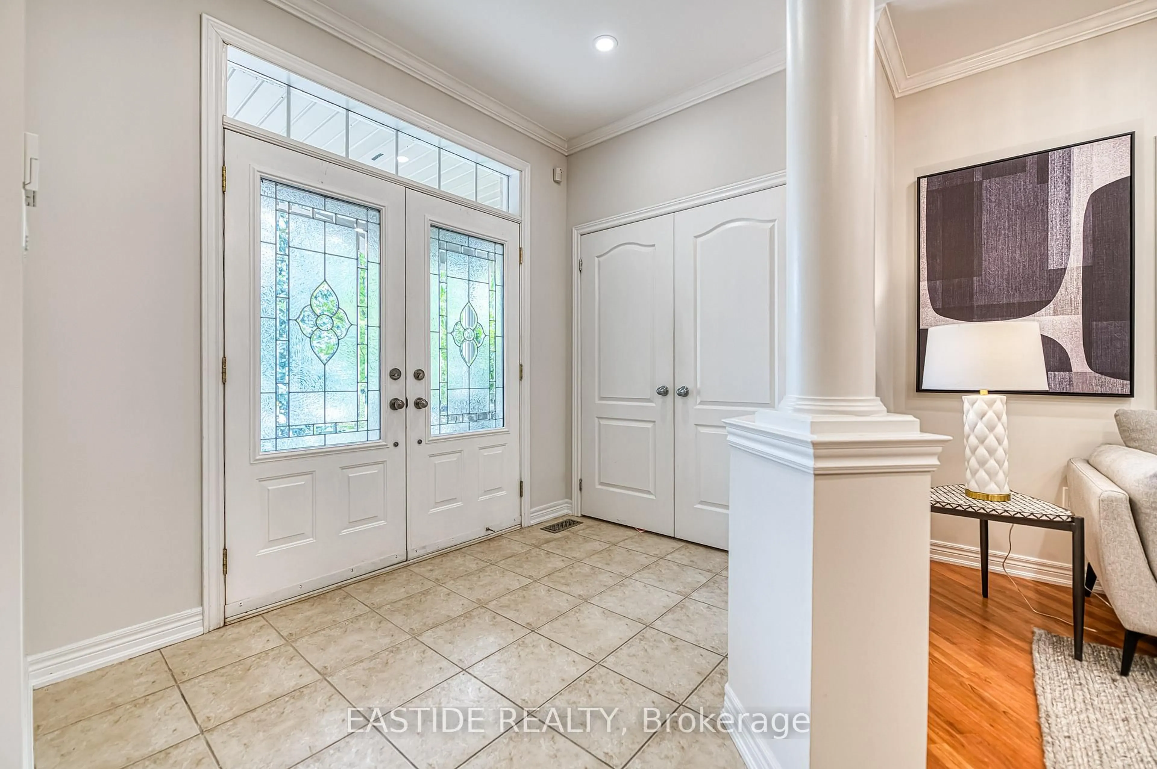 Indoor entryway for 2422 Hertfordshire Way, Oakville Ontario L6H 7M5