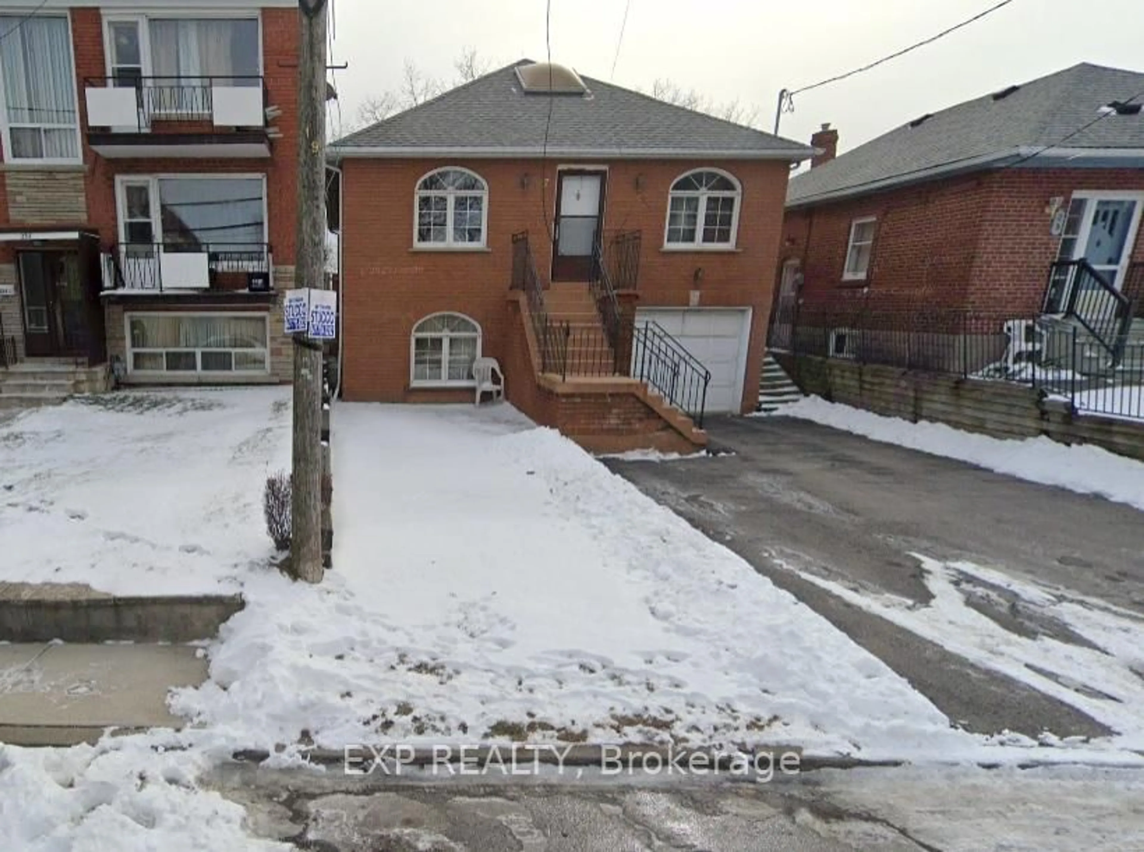 A pic from outside/outdoor area/front of a property/back of a property/a pic from drone, street for 27 Venn Cres, Toronto Ontario M6M 1S5