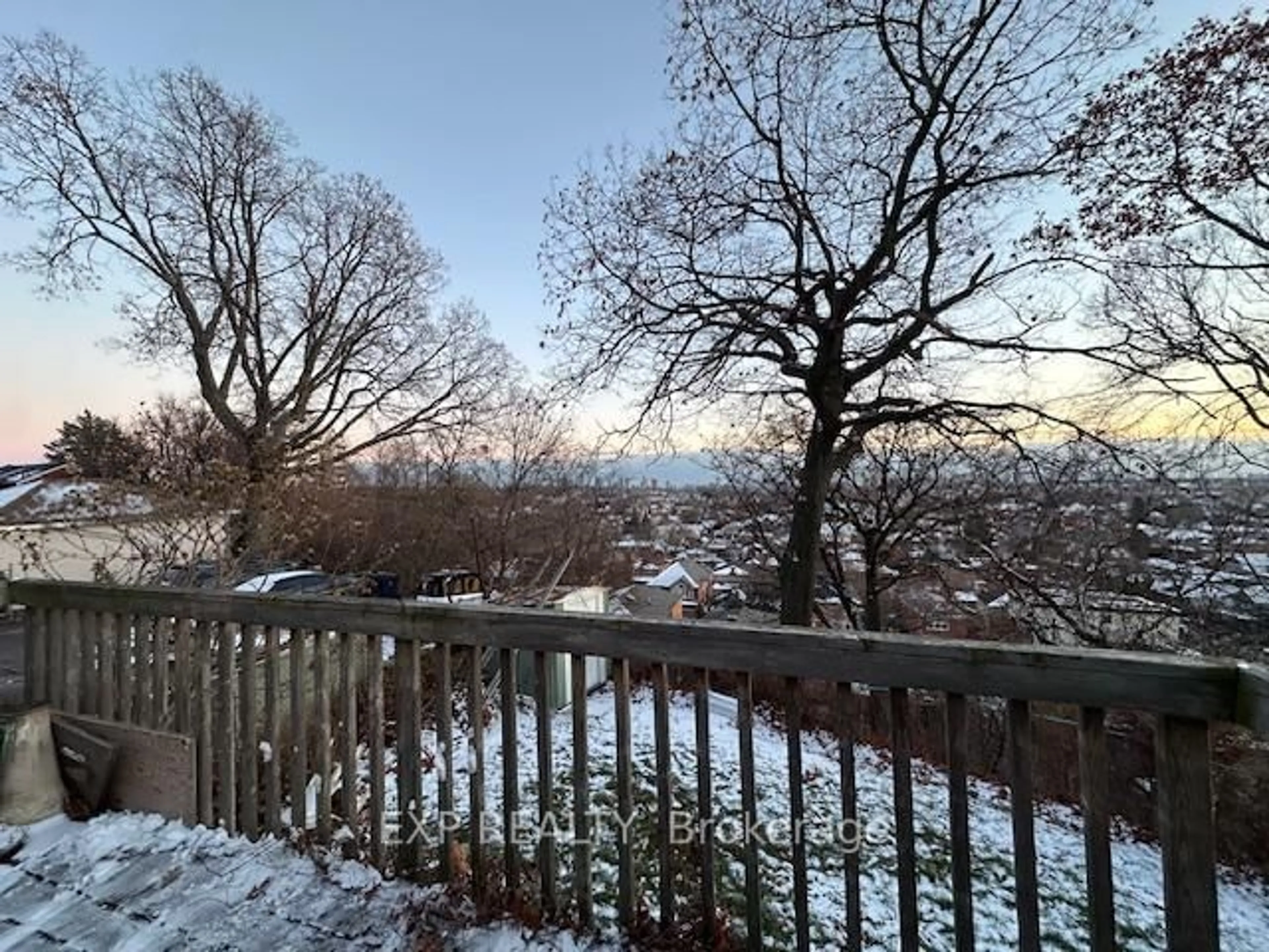 A pic from outside/outdoor area/front of a property/back of a property/a pic from drone, forest/trees view for 27 Venn Cres, Toronto Ontario M6M 1S5