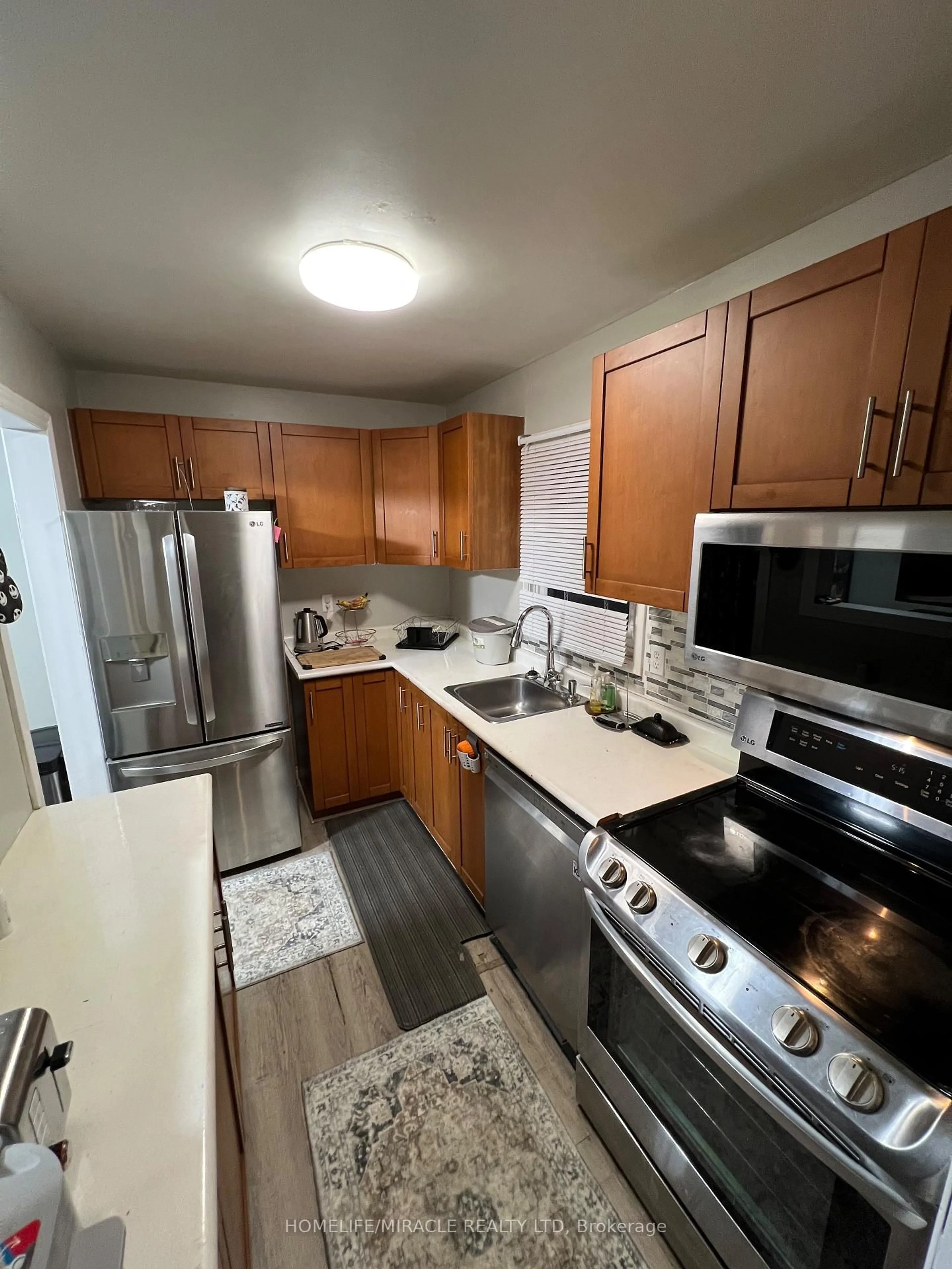 Standard kitchen, unknown for 5 Glencairn Sq, Brampton Ontario L6S 2H7