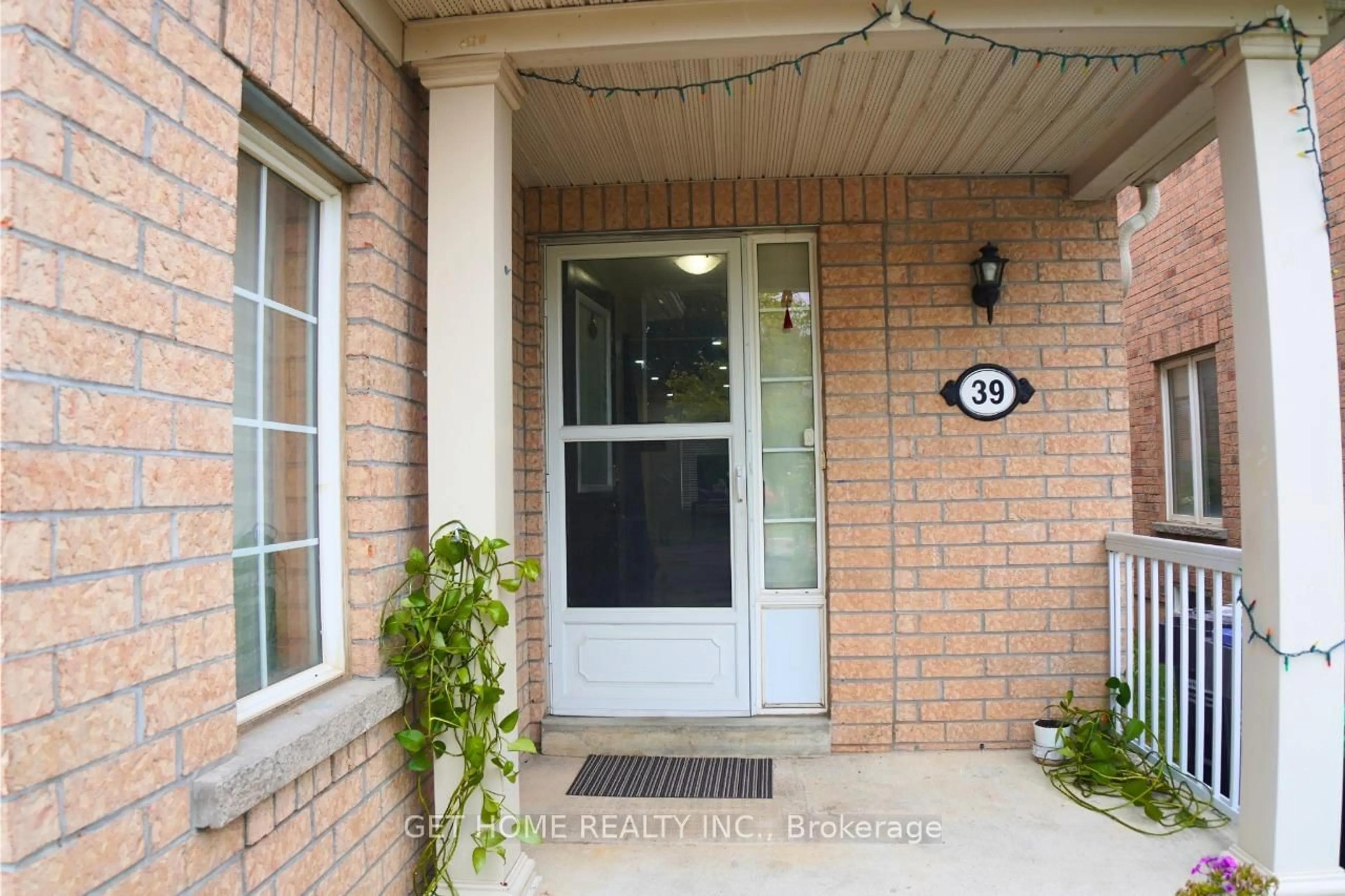 Indoor entryway for 39 Kintyre St, Brampton Ontario L6Z 0E5