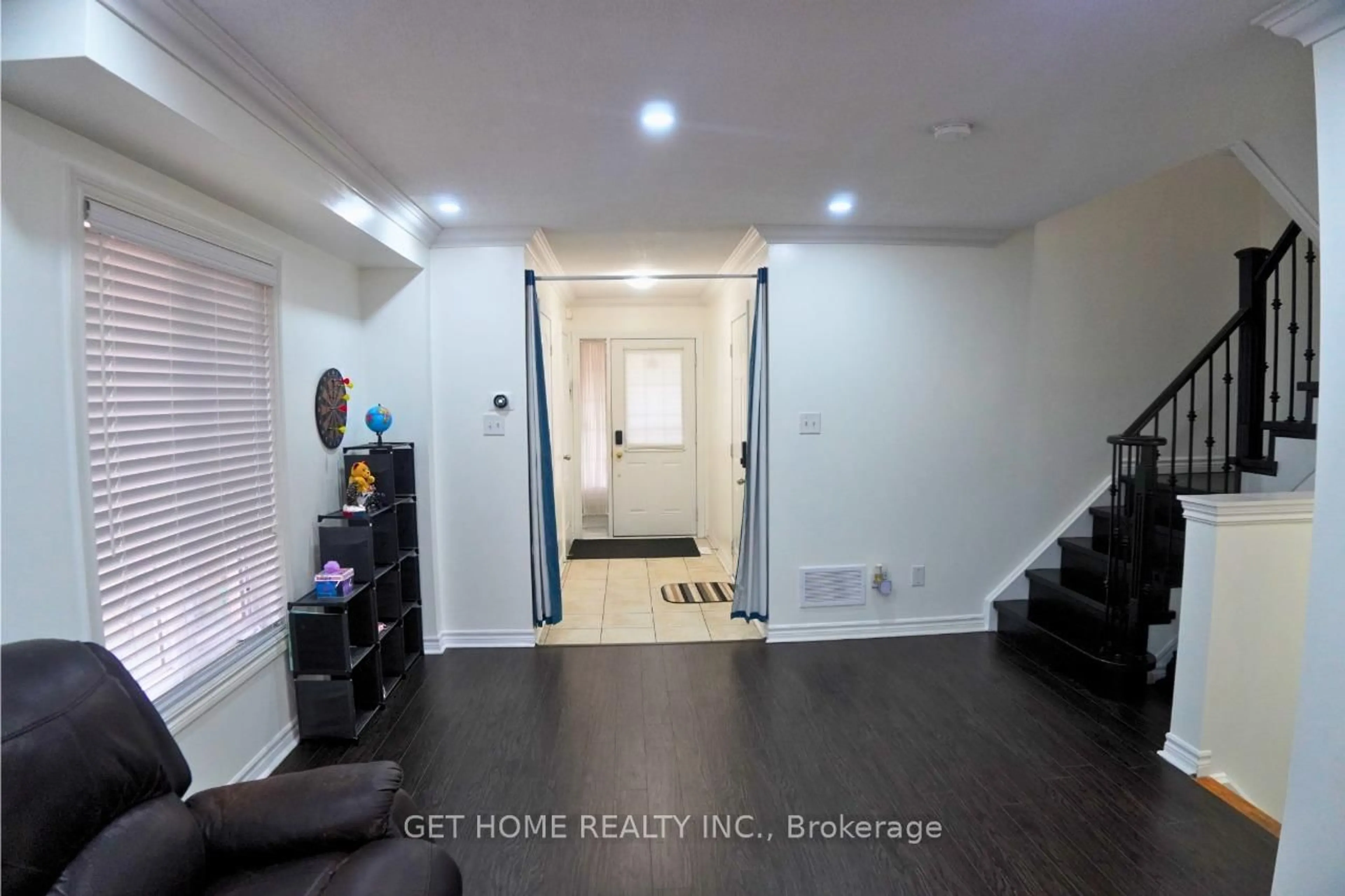 Indoor entryway for 39 Kintyre St, Brampton Ontario L6Z 0E5