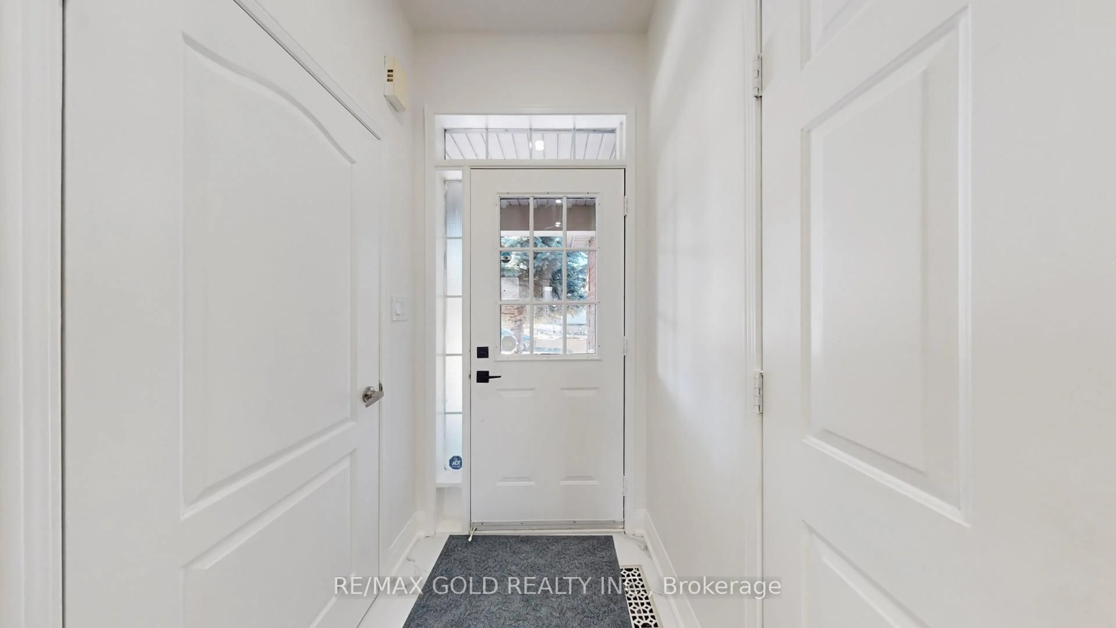 Indoor entryway for 26 Applegrove Crt, Brampton Ontario L6R 2Y8
