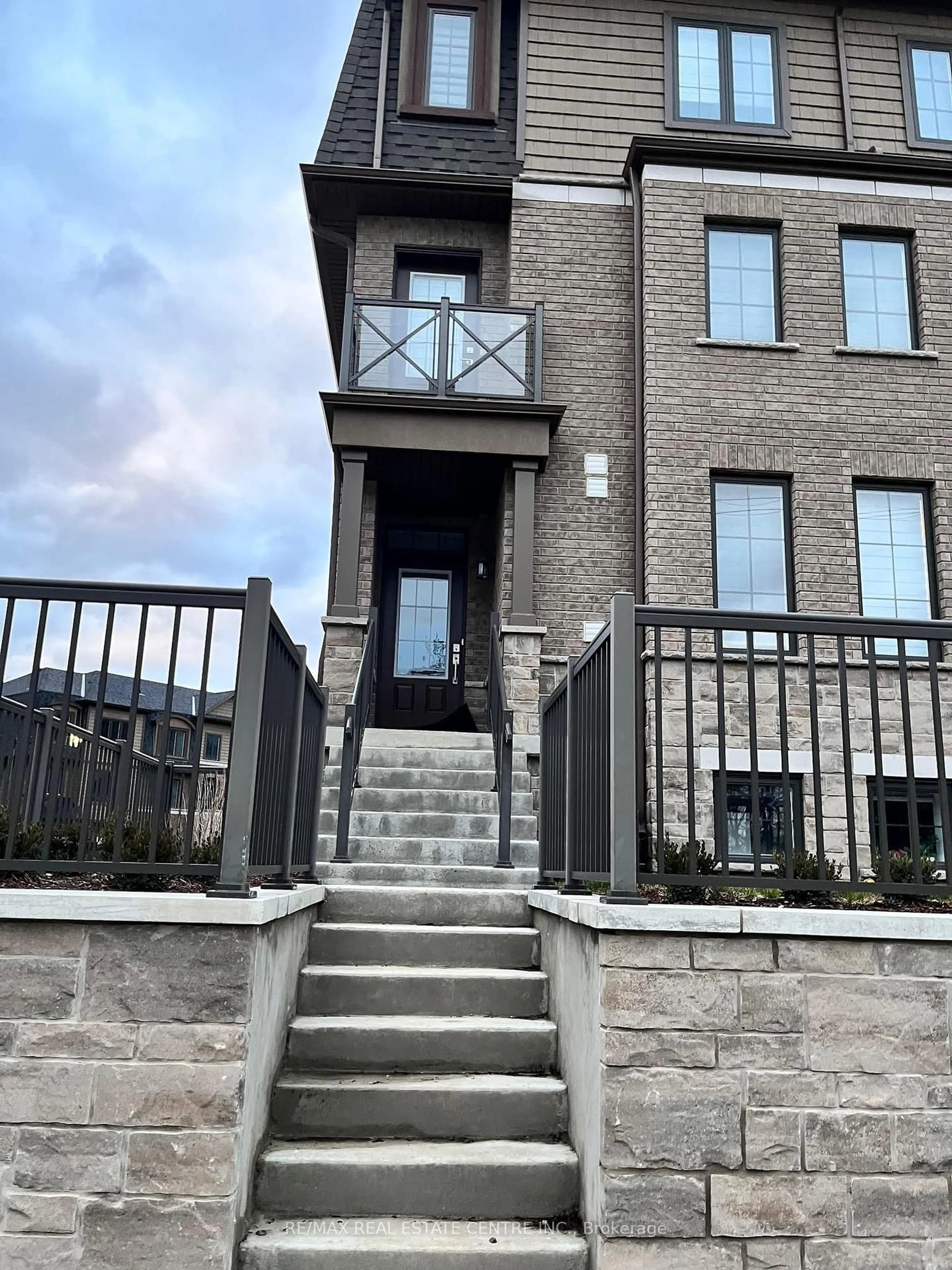 Home with brick exterior material, building for 445 Ontario St #91, Milton Ontario L9T 9K4