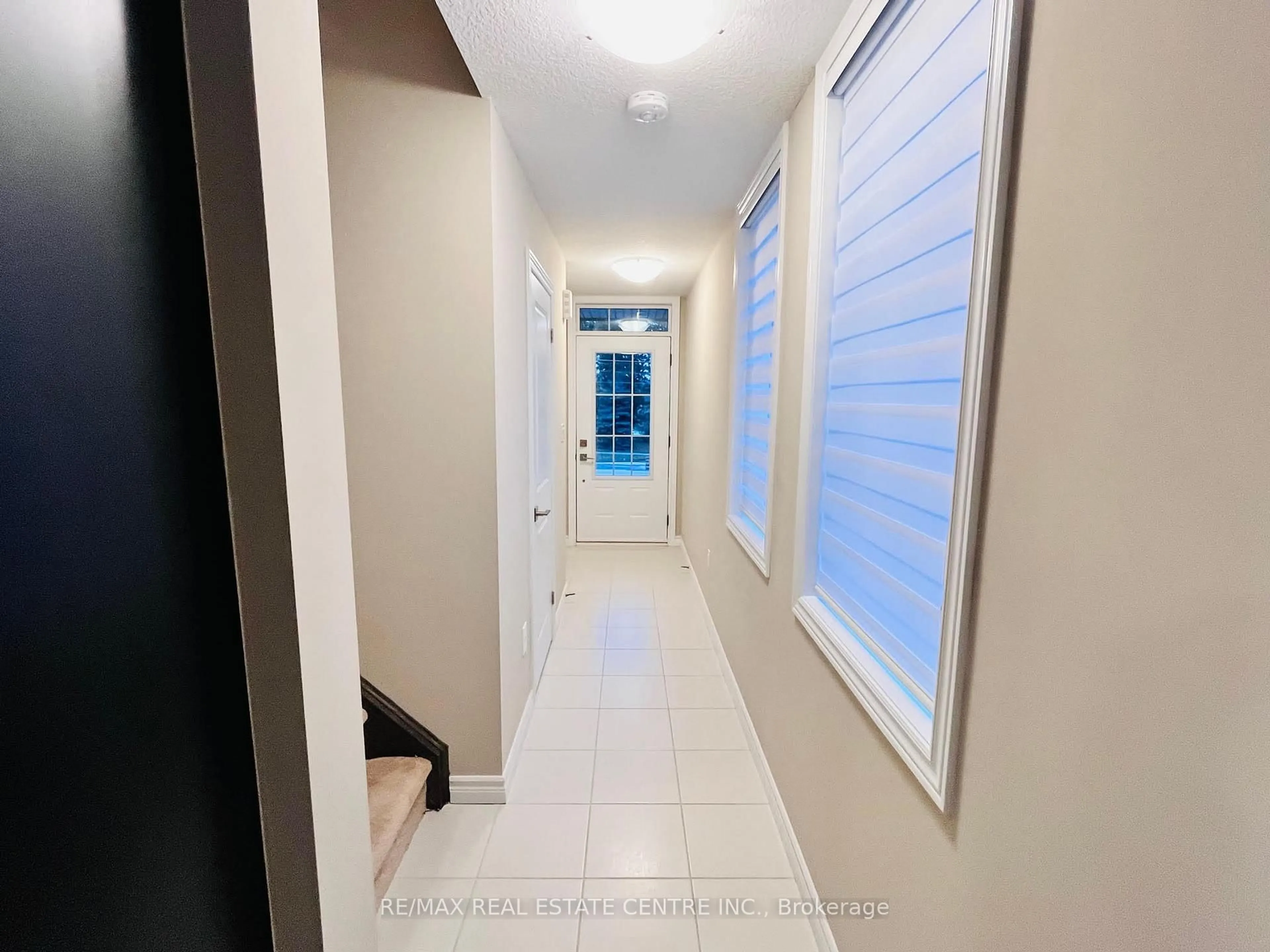 Indoor entryway for 445 Ontario St #91, Milton Ontario L9T 9K4