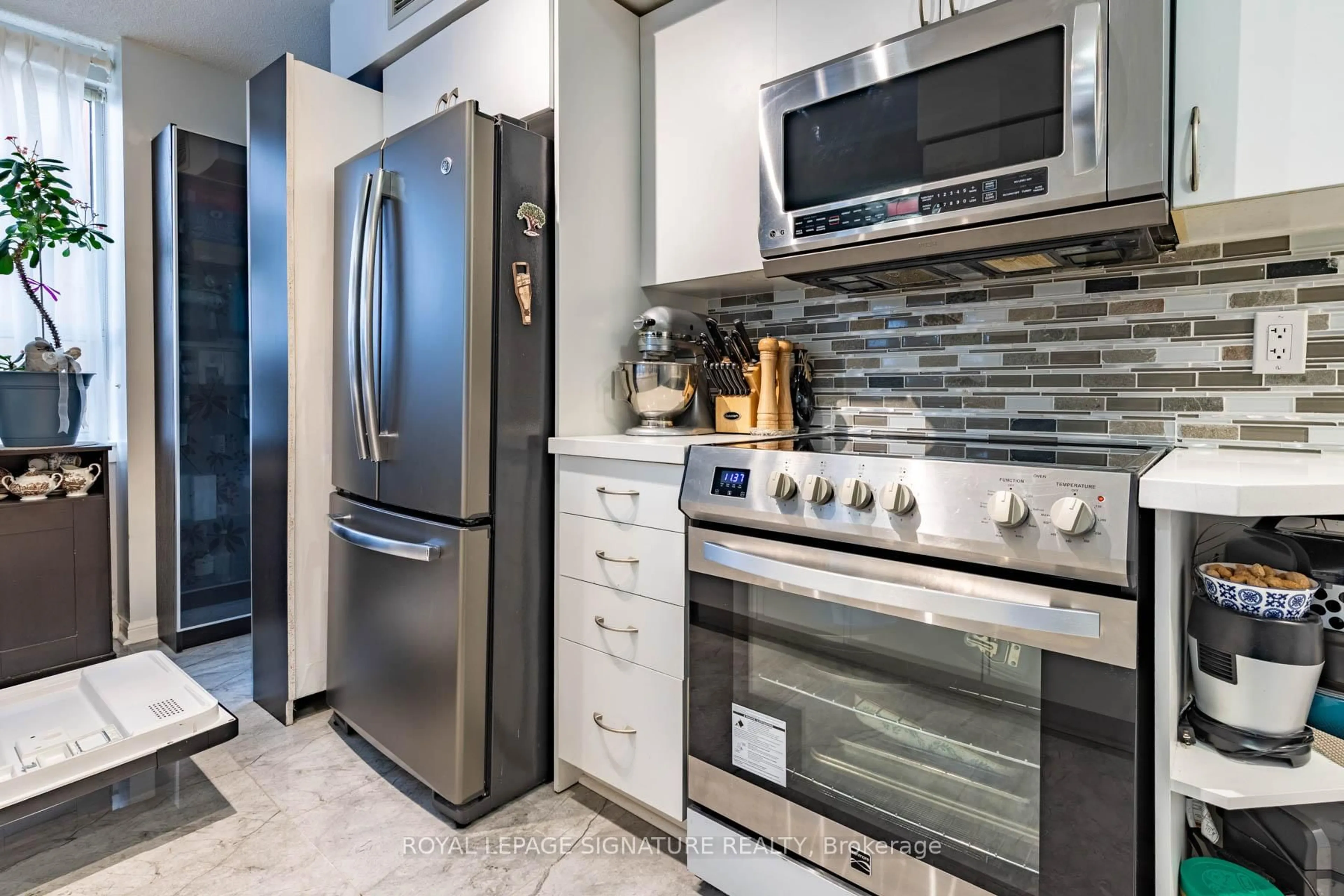 Contemporary kitchen, ceramic/tile floor for 4 Elsinore Path #203, Toronto Ontario M8V 4G7