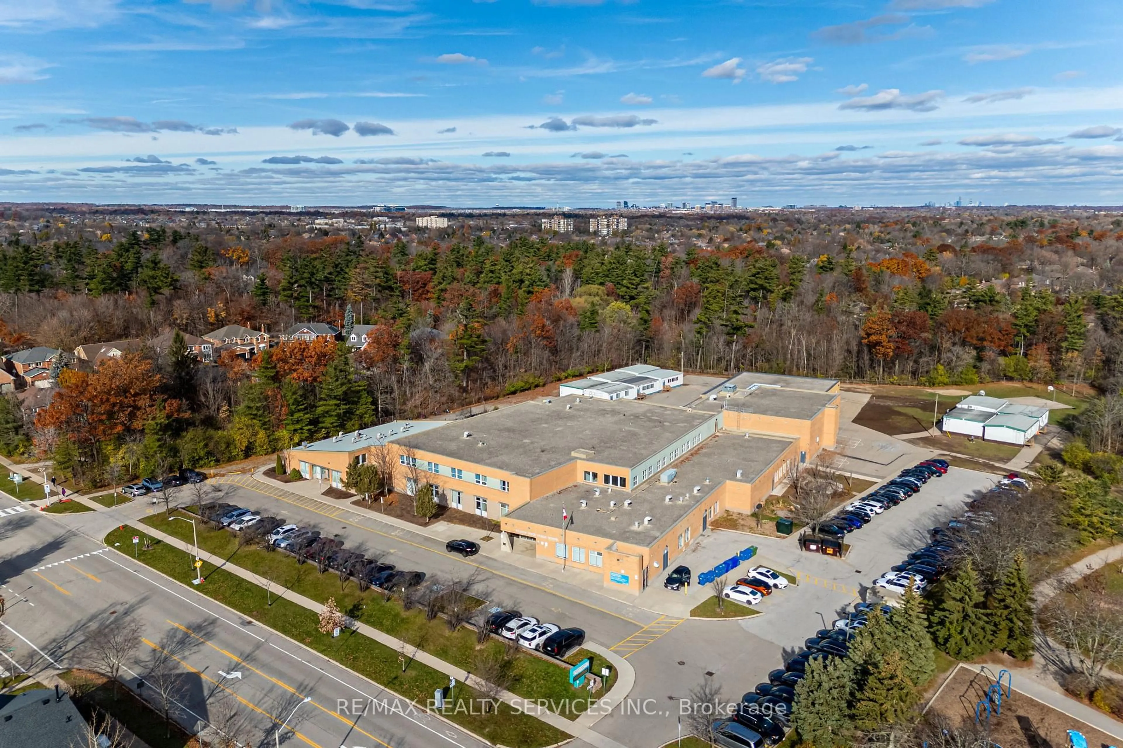 A pic from outside/outdoor area/front of a property/back of a property/a pic from drone, building for 1478 Pilgrims Way #1713, Oakville Ontario L6M 3G7