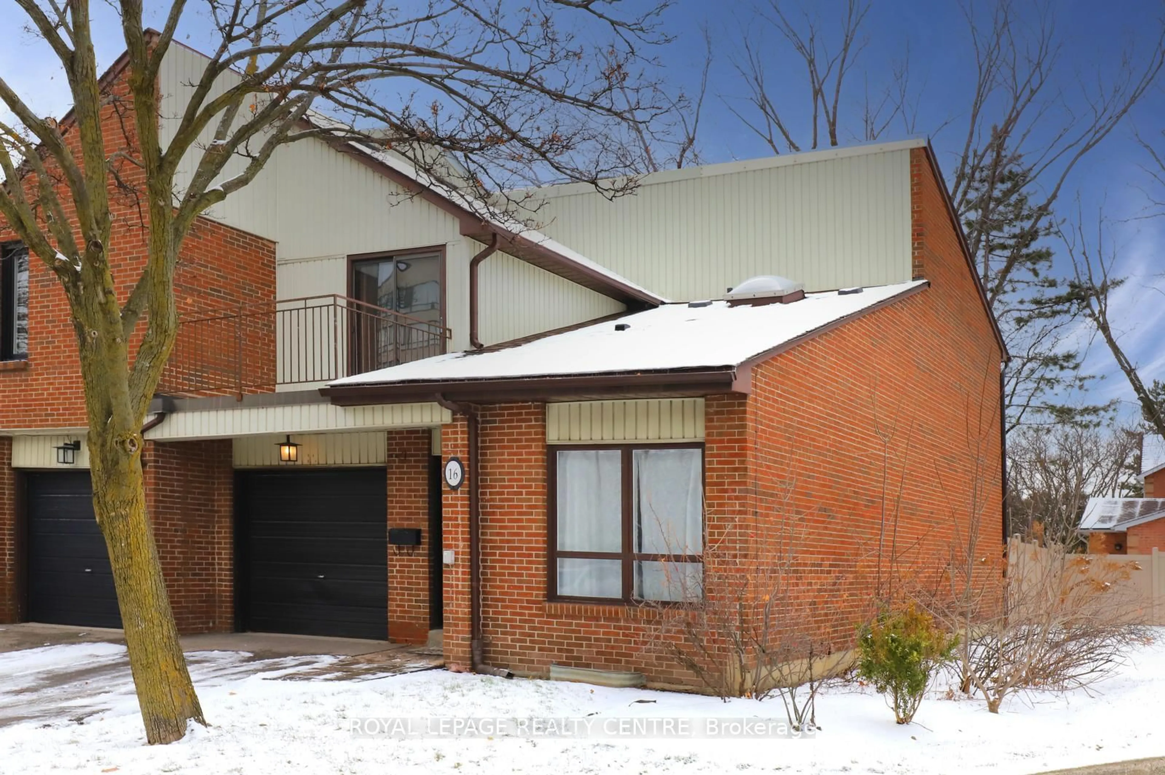 Home with brick exterior material, street for 1021 Cedarglen Gate #16, Mississauga Ontario L5C 3A7