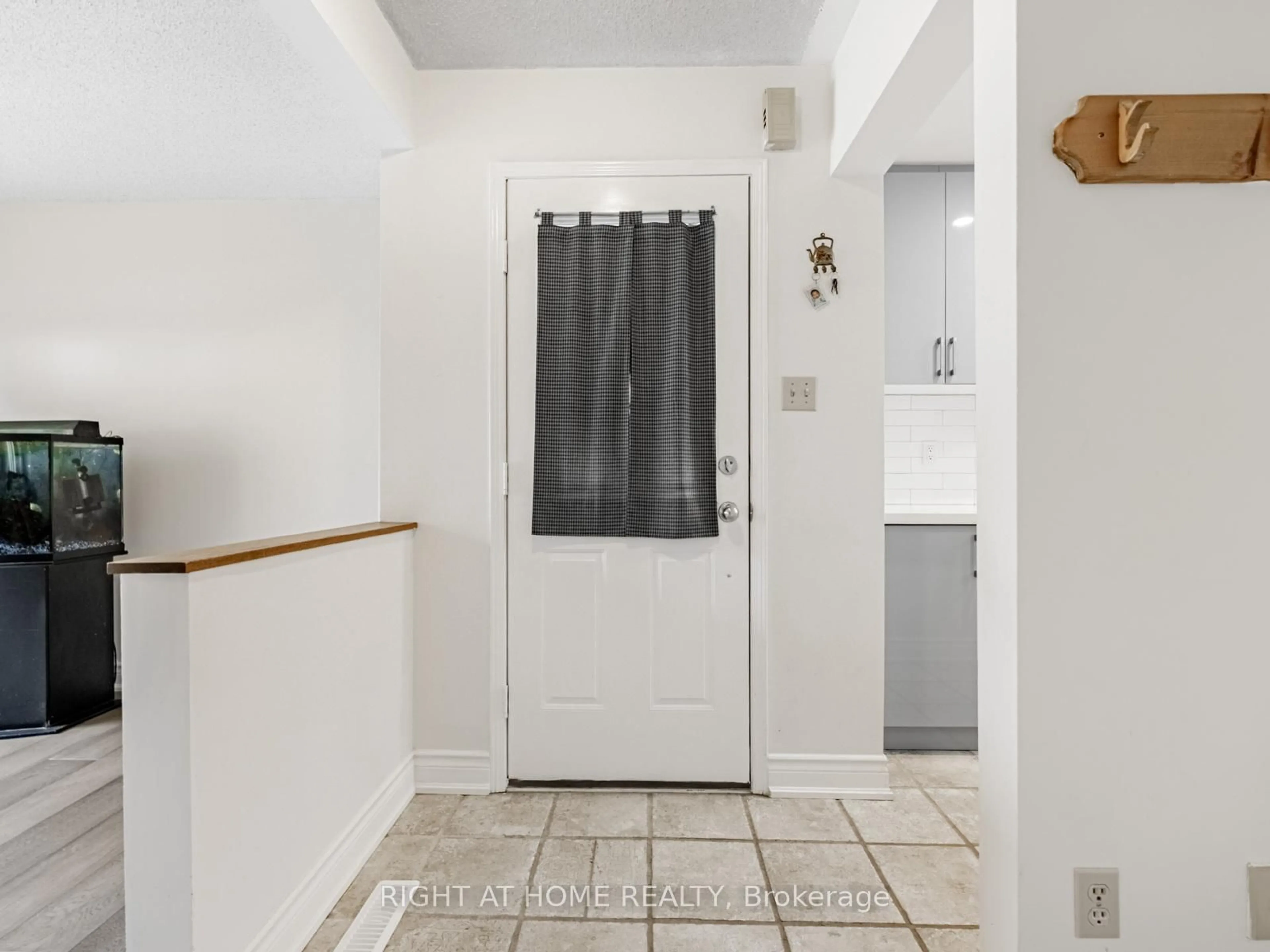 Indoor entryway for 1129 Beechnut Rd, Oakville Ontario L6J 7P2