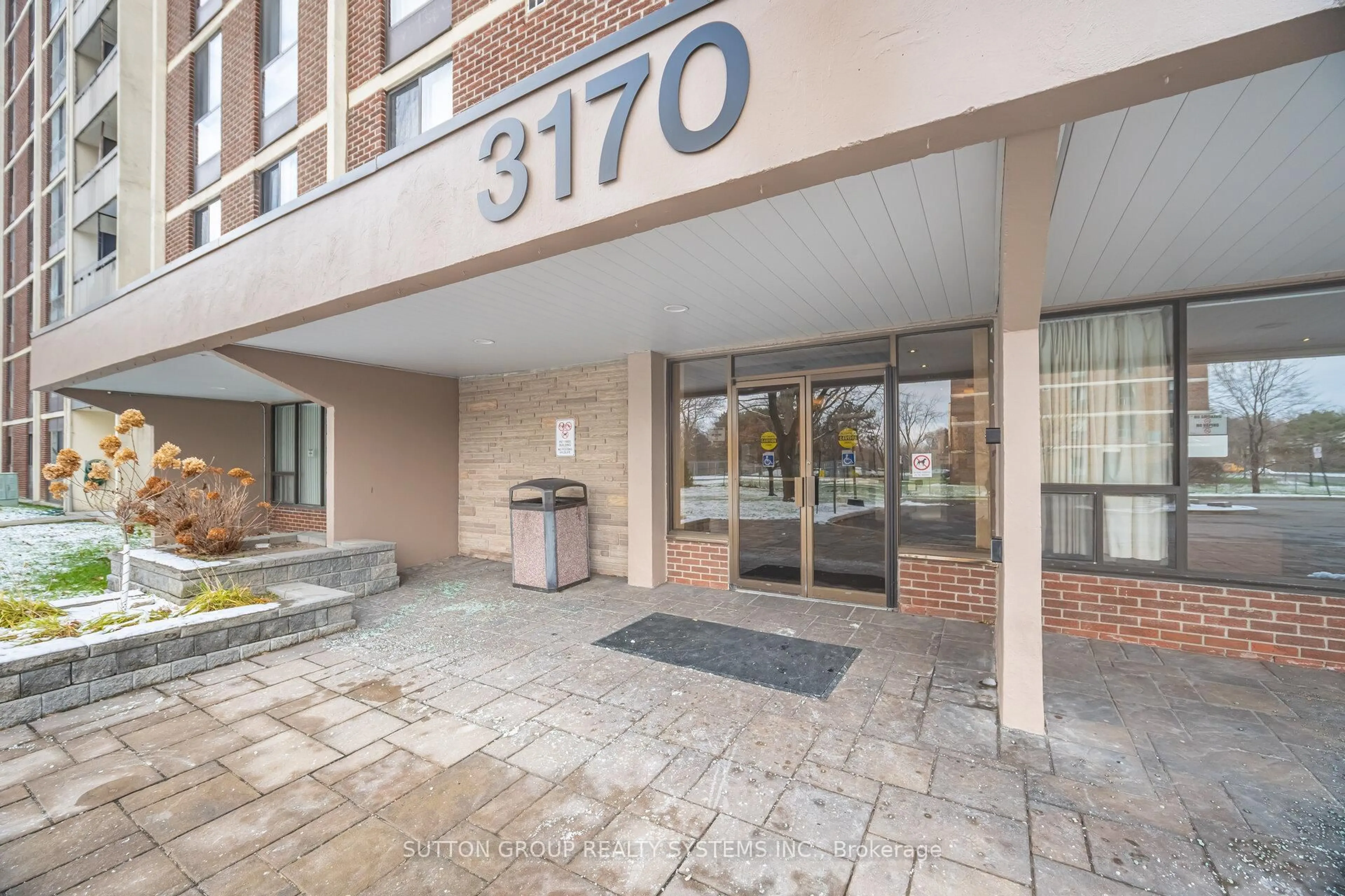 Indoor foyer for 3170 Kirwin Ave #1407, Mississauga Ontario L5A 3R1