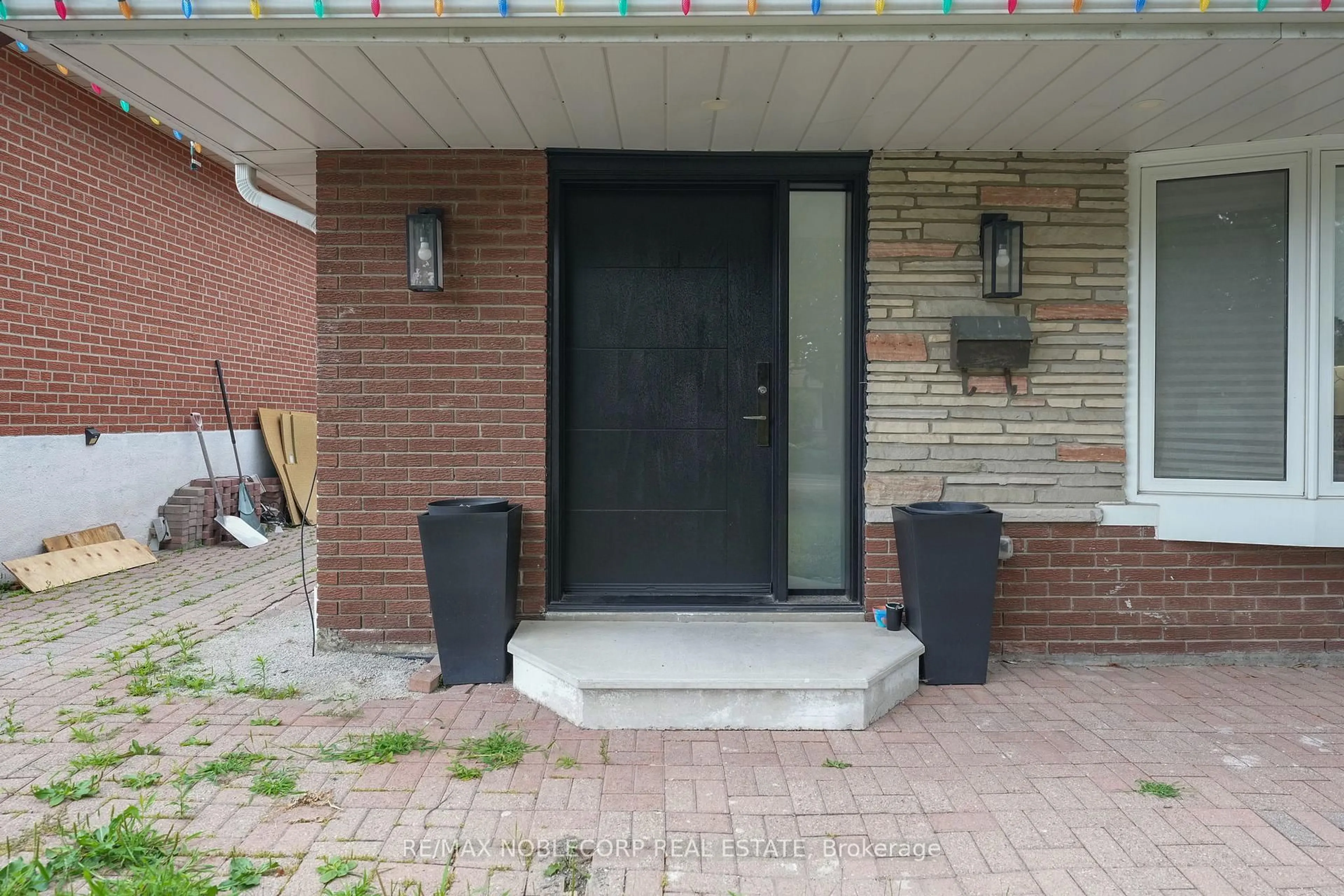 Home with brick exterior material, street for 2515 Hensall St, Mississauga Ontario L5A 2T1