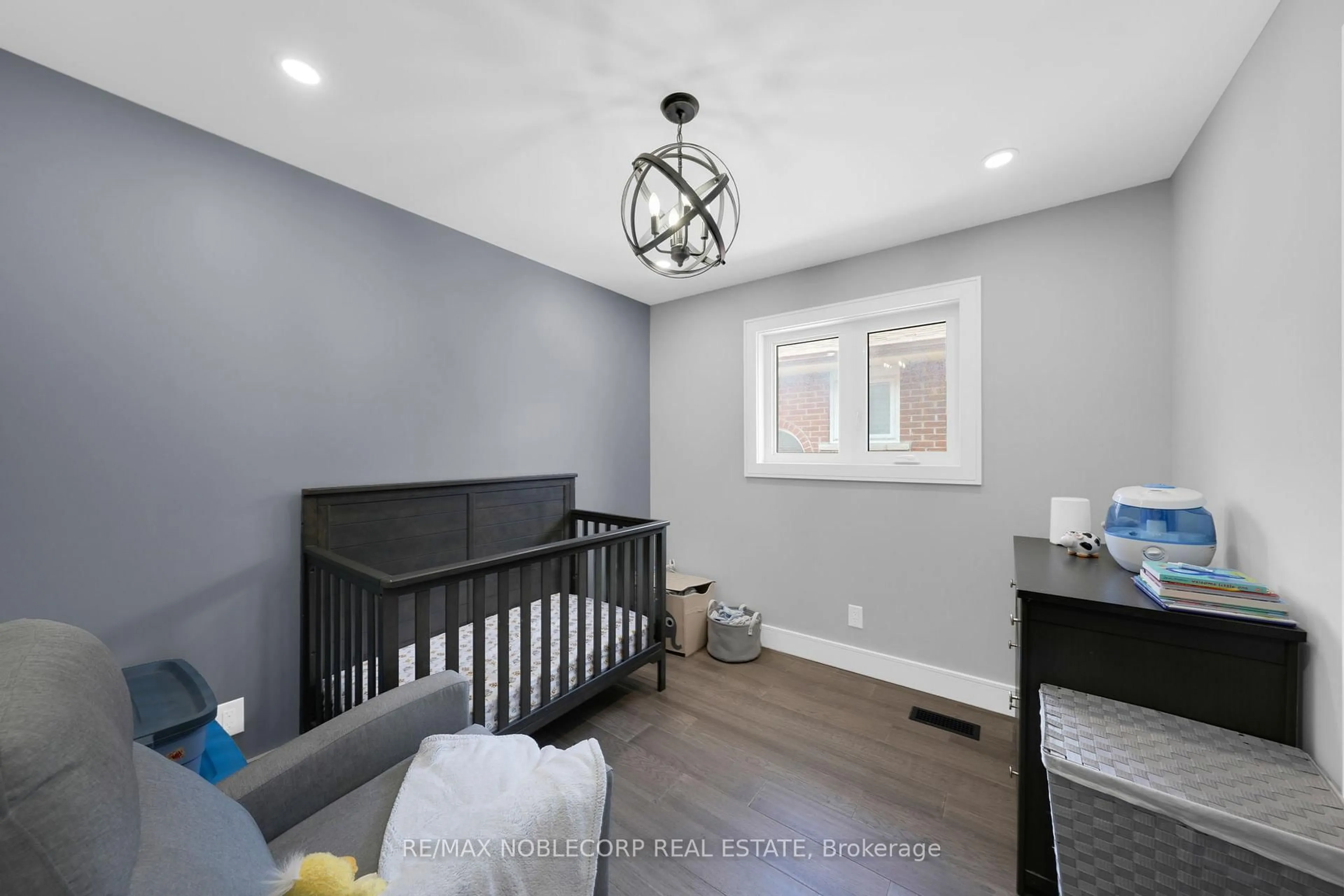 A pic of a room for 2515 Hensall St, Mississauga Ontario L5A 2T1