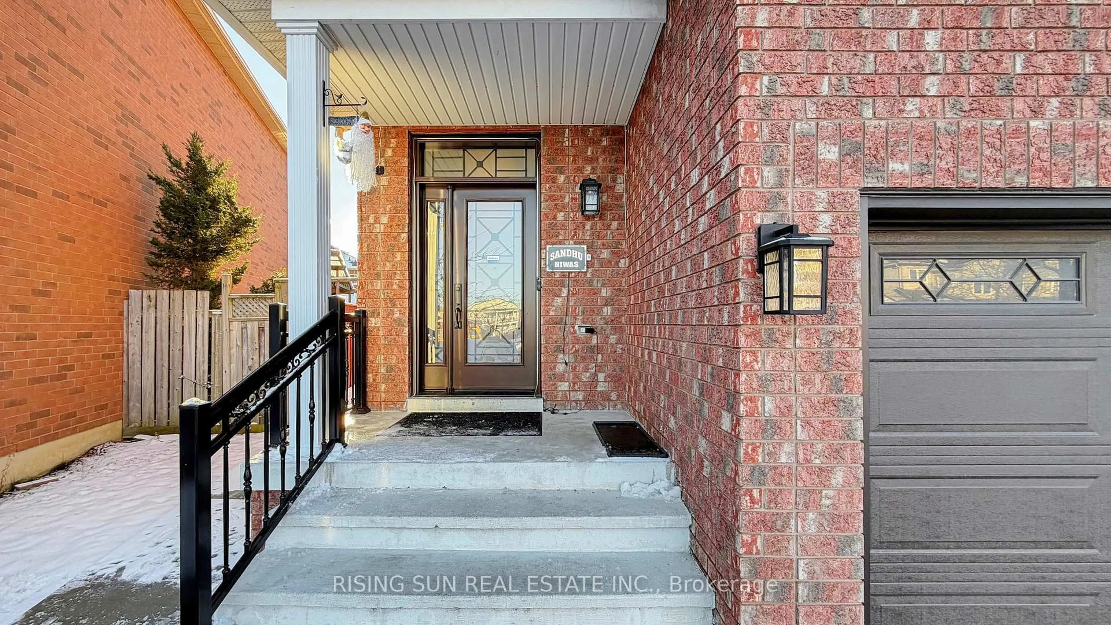 Indoor foyer for 20 Bramoak Cres, Brampton Ontario L7A 1T7