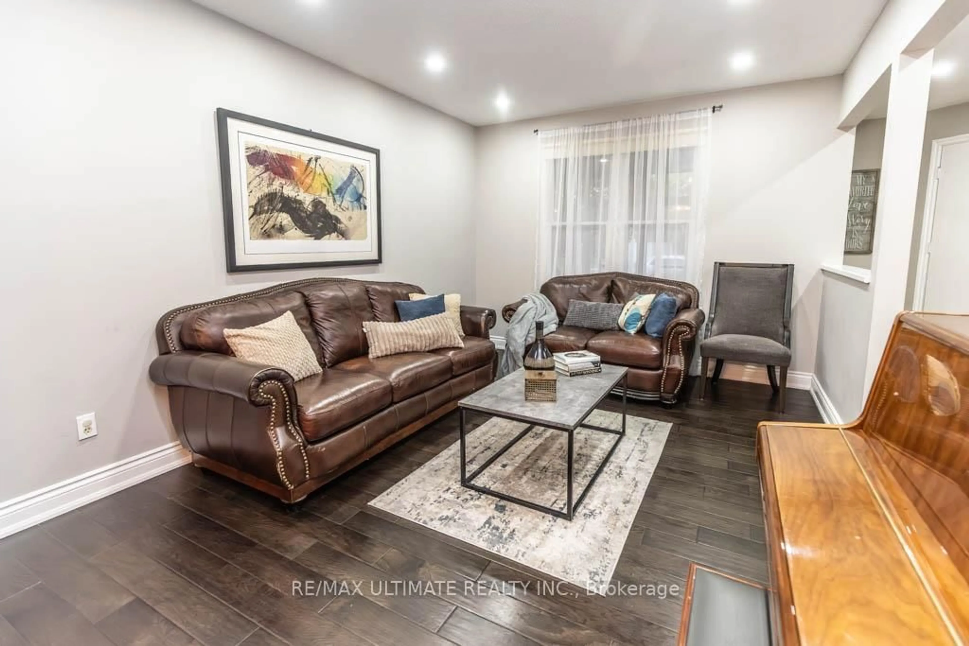 Living room with furniture, wood/laminate floor for 6869 Hickling Cres, Mississauga Ontario L5N 4Y1