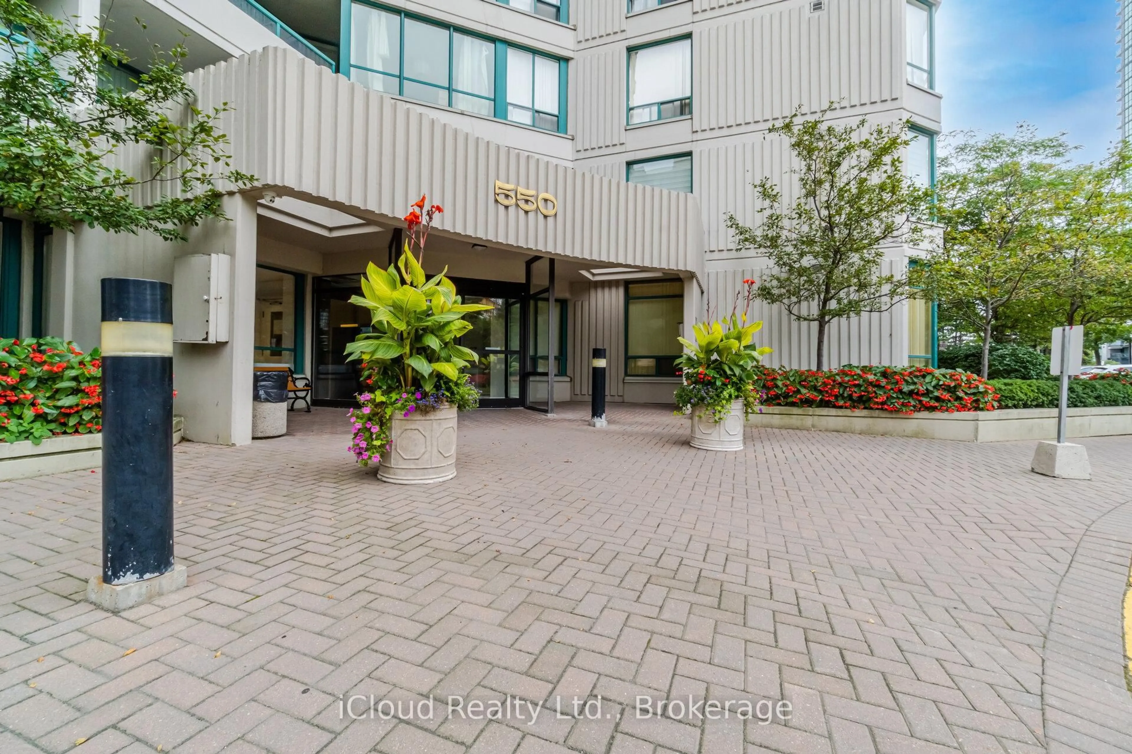 Indoor foyer for 550 Webb Dr #1511, Mississauga Ontario L5B 3Y4