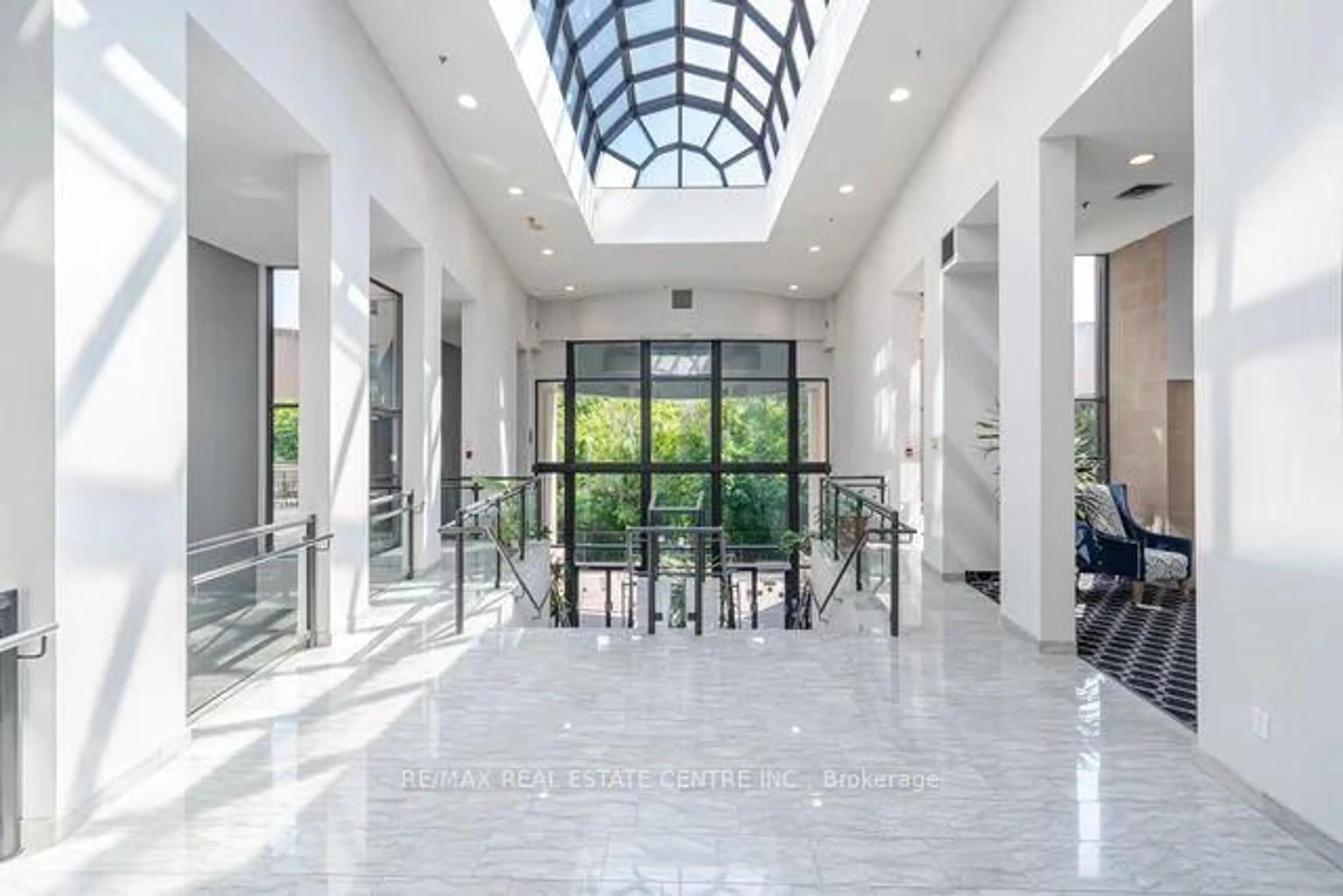 Indoor foyer for 3 Hickory Tree Rd #1104, Toronto Ontario M9N 3W5