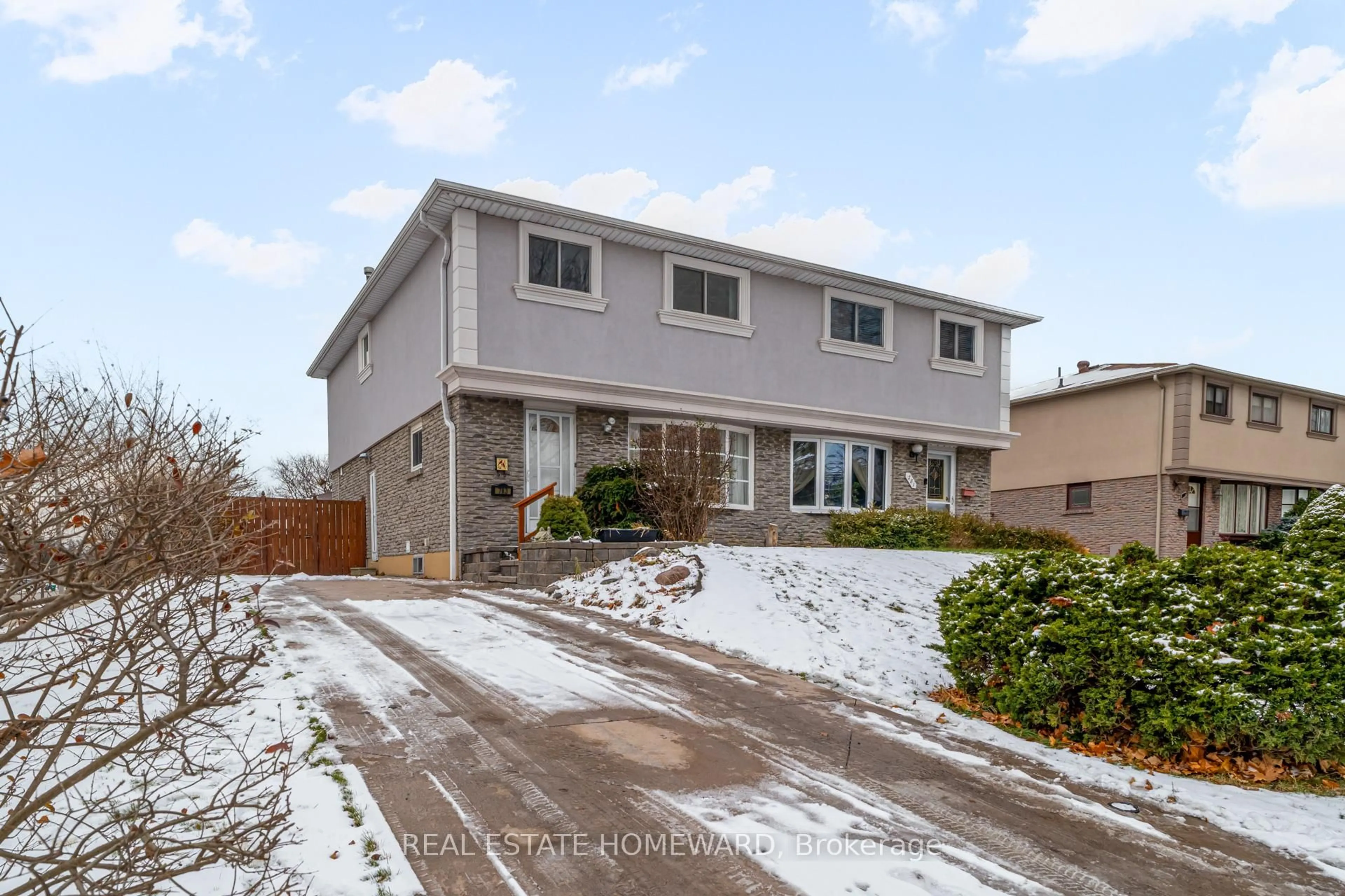 A pic from outside/outdoor area/front of a property/back of a property/a pic from drone, street for 783 Dodsworth Cres, Mississauga Ontario L4Y 2H8