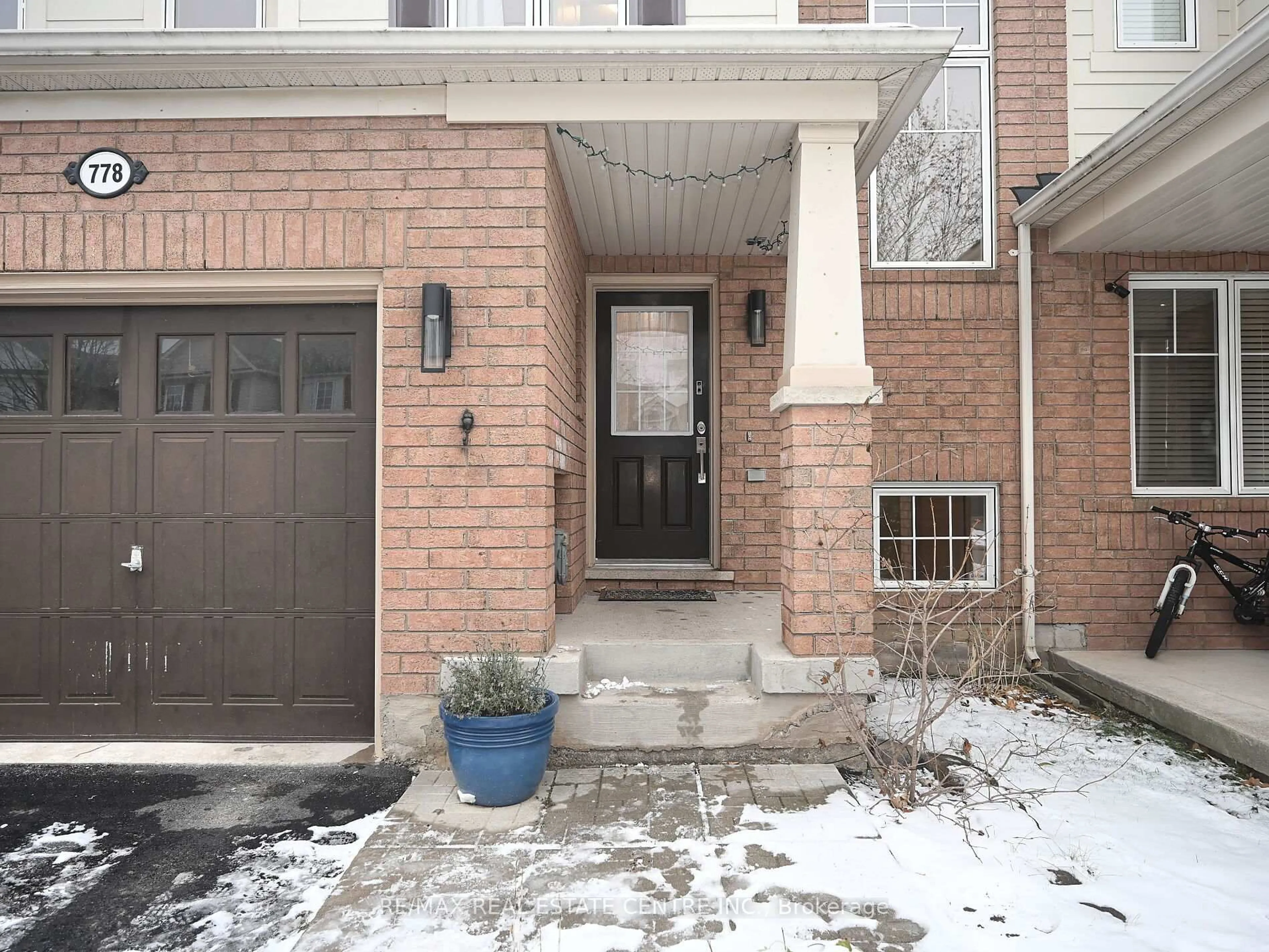Indoor entryway for 778 Johnson Hts, Milton Ontario L9T 0J7