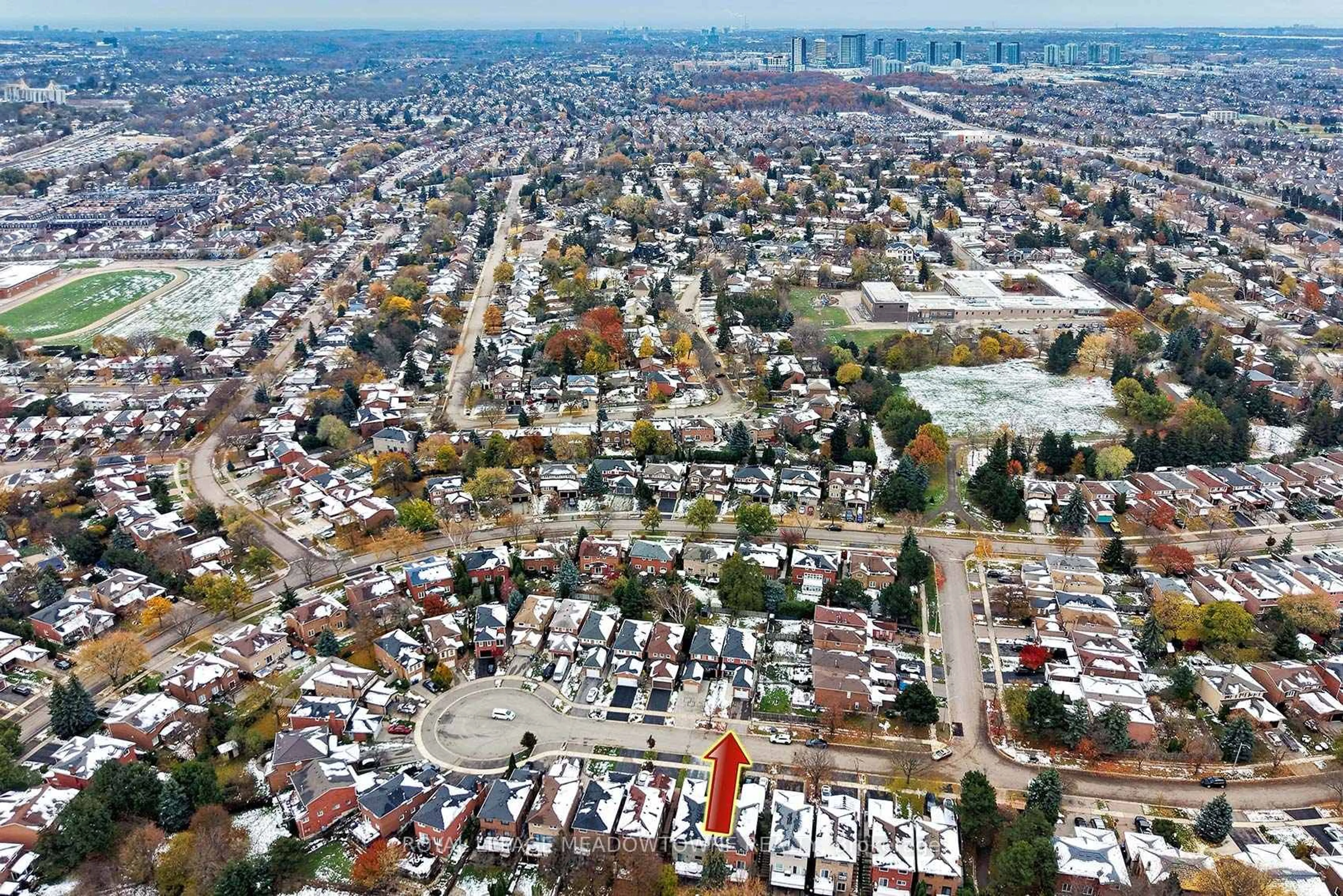 A pic from outside/outdoor area/front of a property/back of a property/a pic from drone, street for 2374 Hargood Pl, Mississauga Ontario L5M 3G2