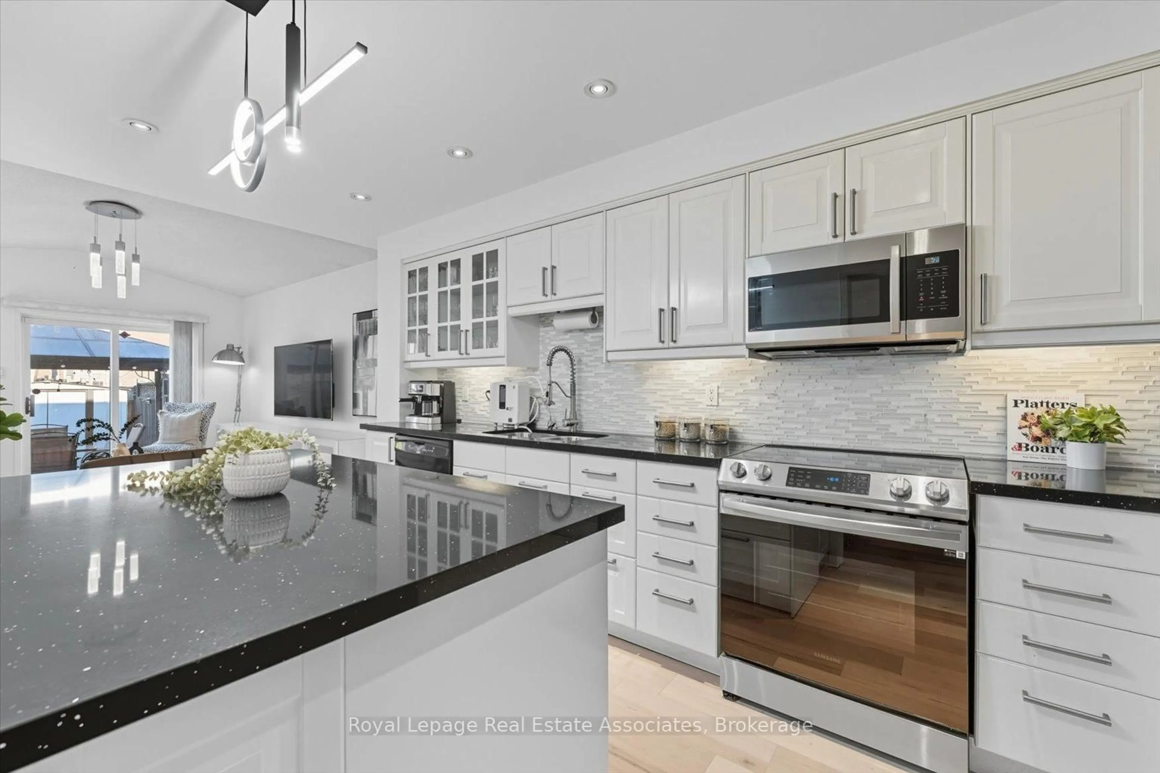 Open concept kitchen, ceramic/tile floor for 443 Stonetree Crt, Mississauga Ontario L5B 4H3