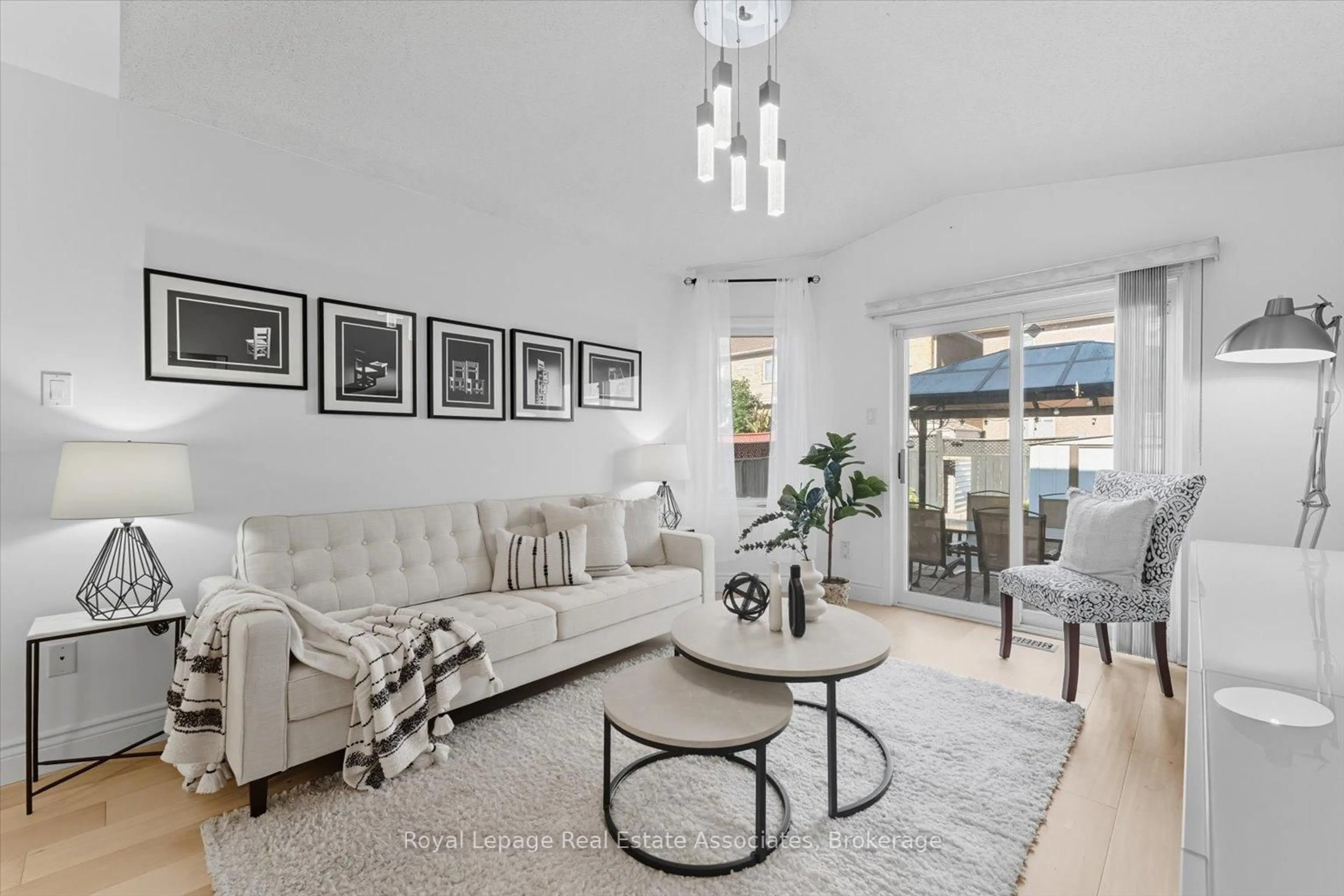 Living room with furniture, unknown for 443 Stonetree Crt, Mississauga Ontario L5B 4H3