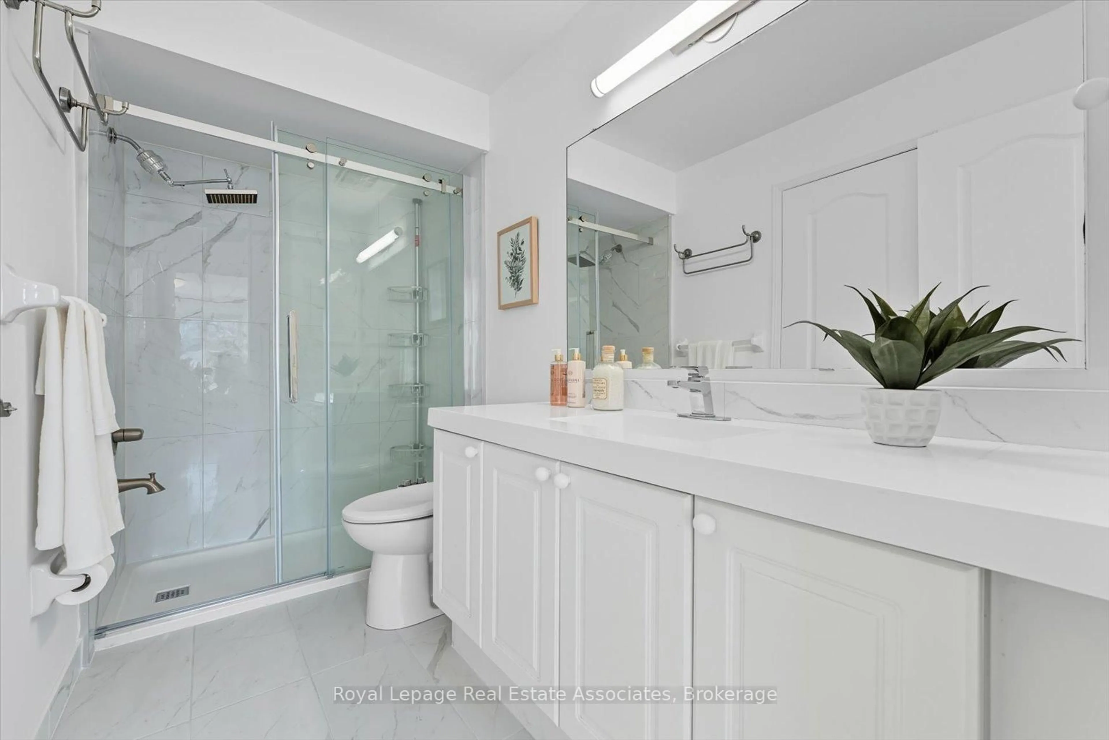 Standard bathroom, ceramic/tile floor for 443 Stonetree Crt, Mississauga Ontario L5B 4H3