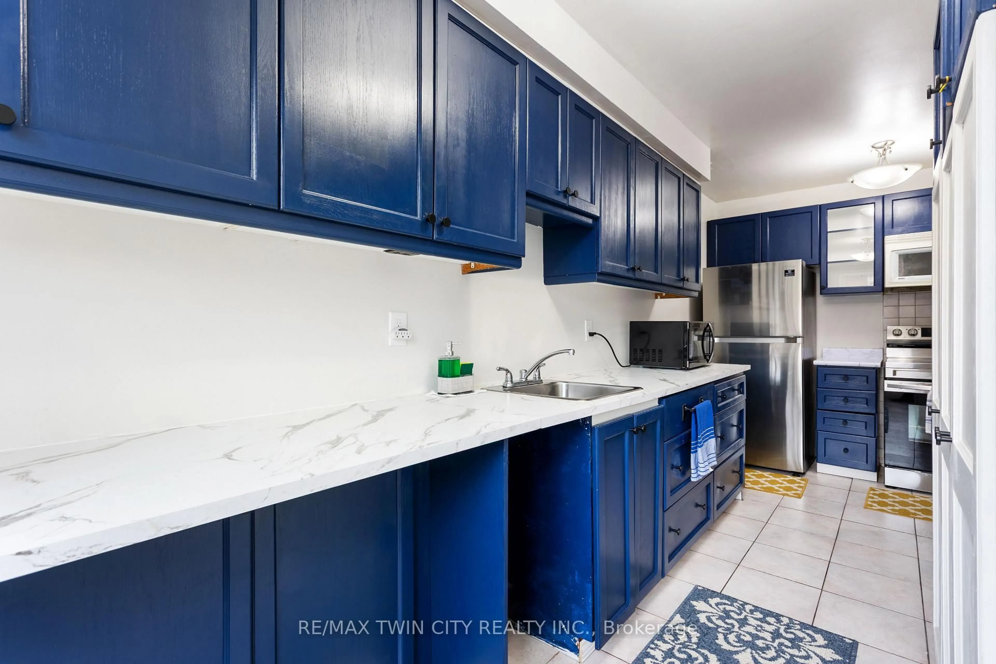 Standard kitchen, ceramic/tile floor for 7 Eden Park Dr, Brampton Ontario L6T 3A5