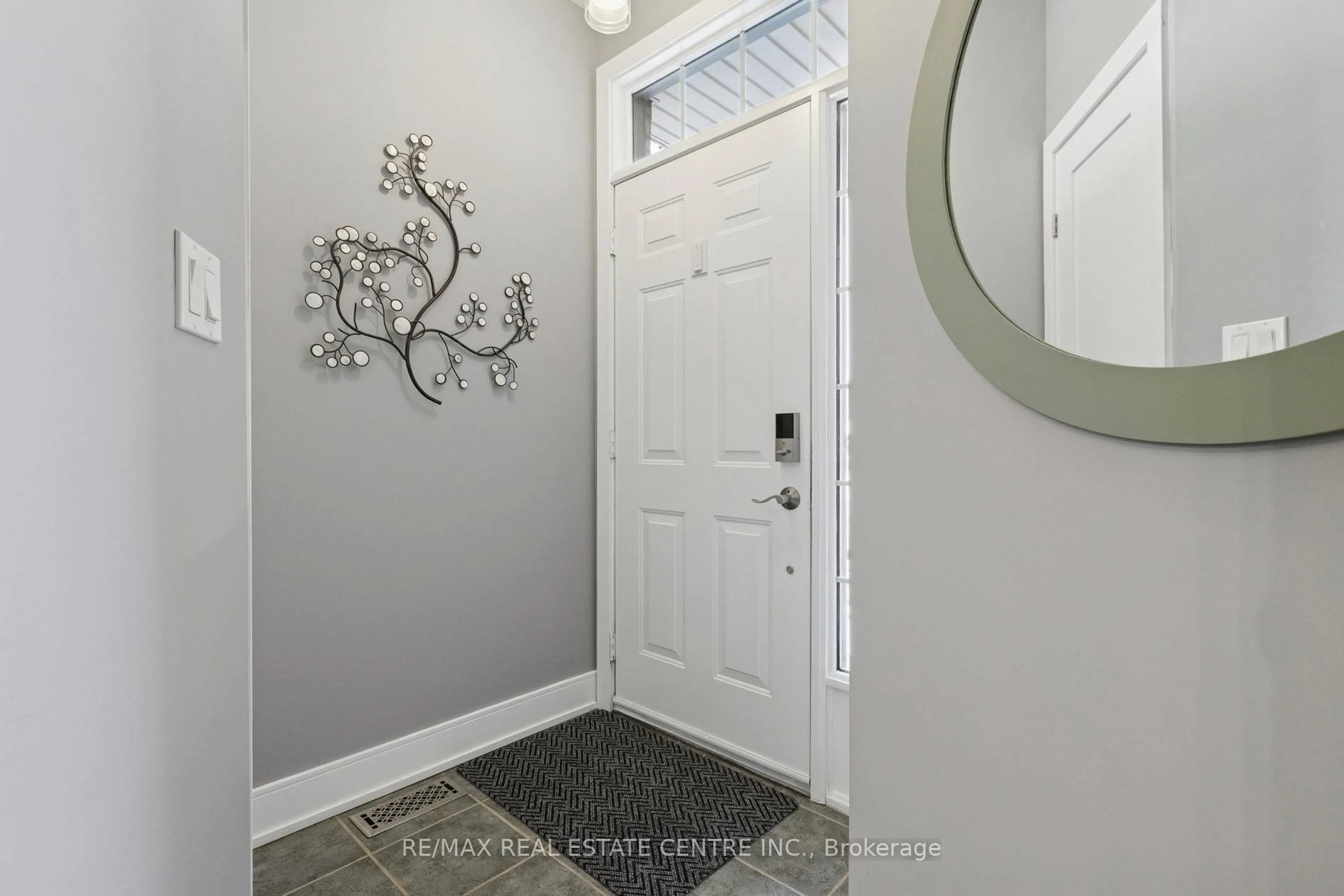 Indoor entryway for 1427 Treeland St, Burlington Ontario L7R 5B4