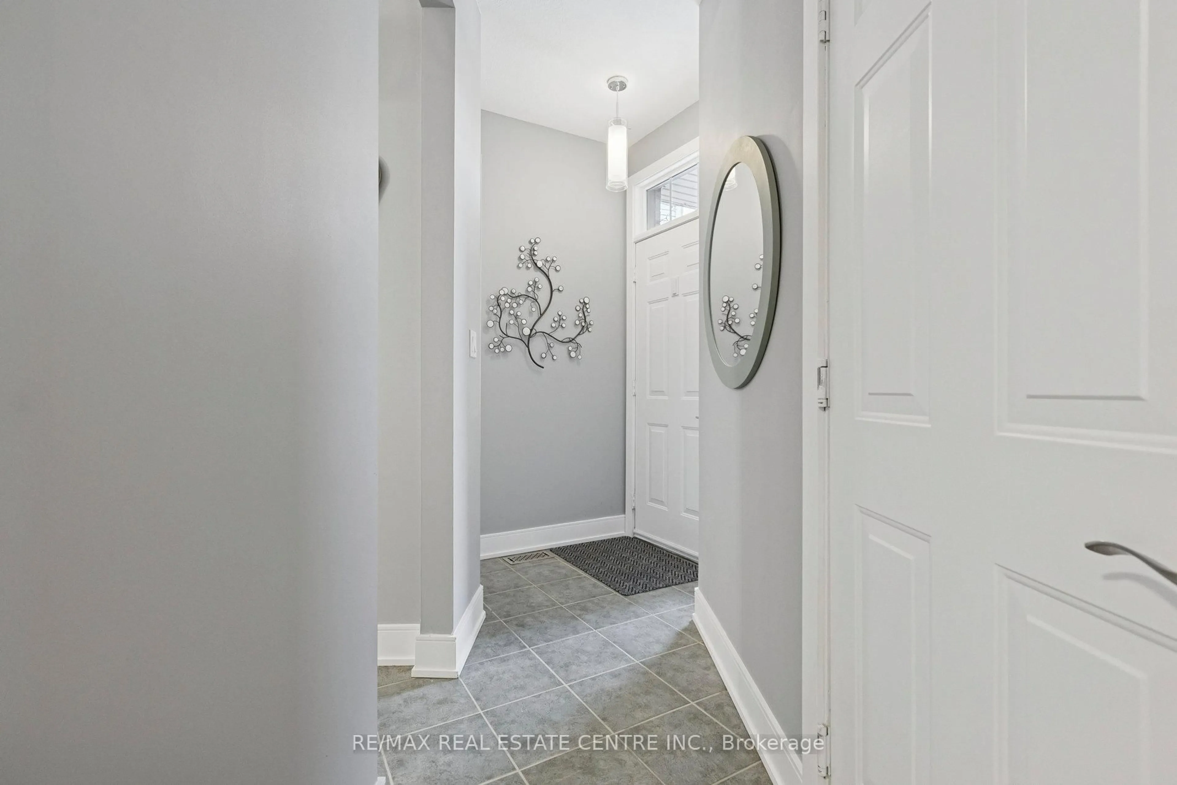 Indoor entryway for 1427 Treeland St, Burlington Ontario L7R 5B4