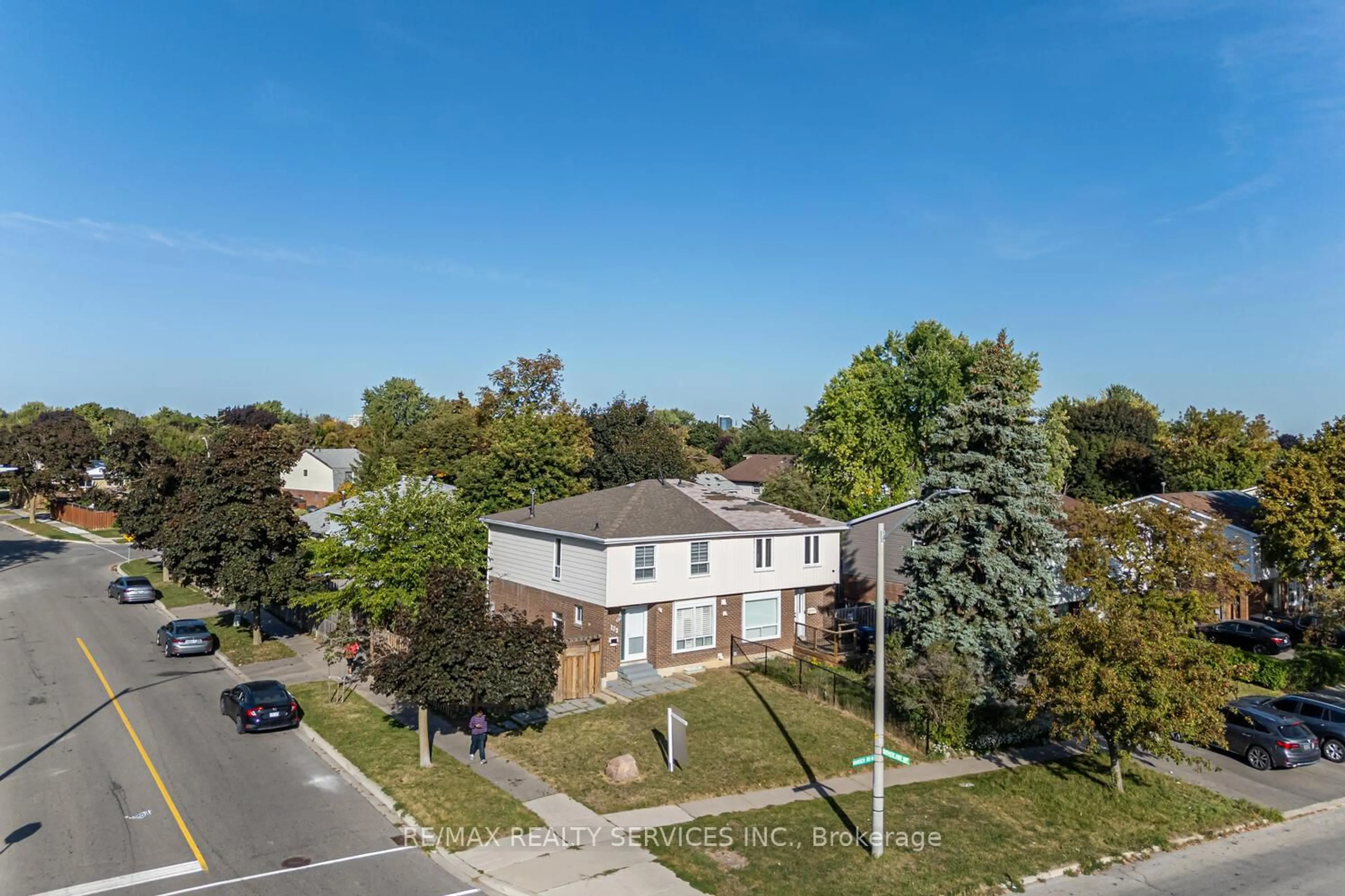 A pic from outside/outdoor area/front of a property/back of a property/a pic from drone, street for 172 Hansen Rd, Brampton Ontario L6V 2G6
