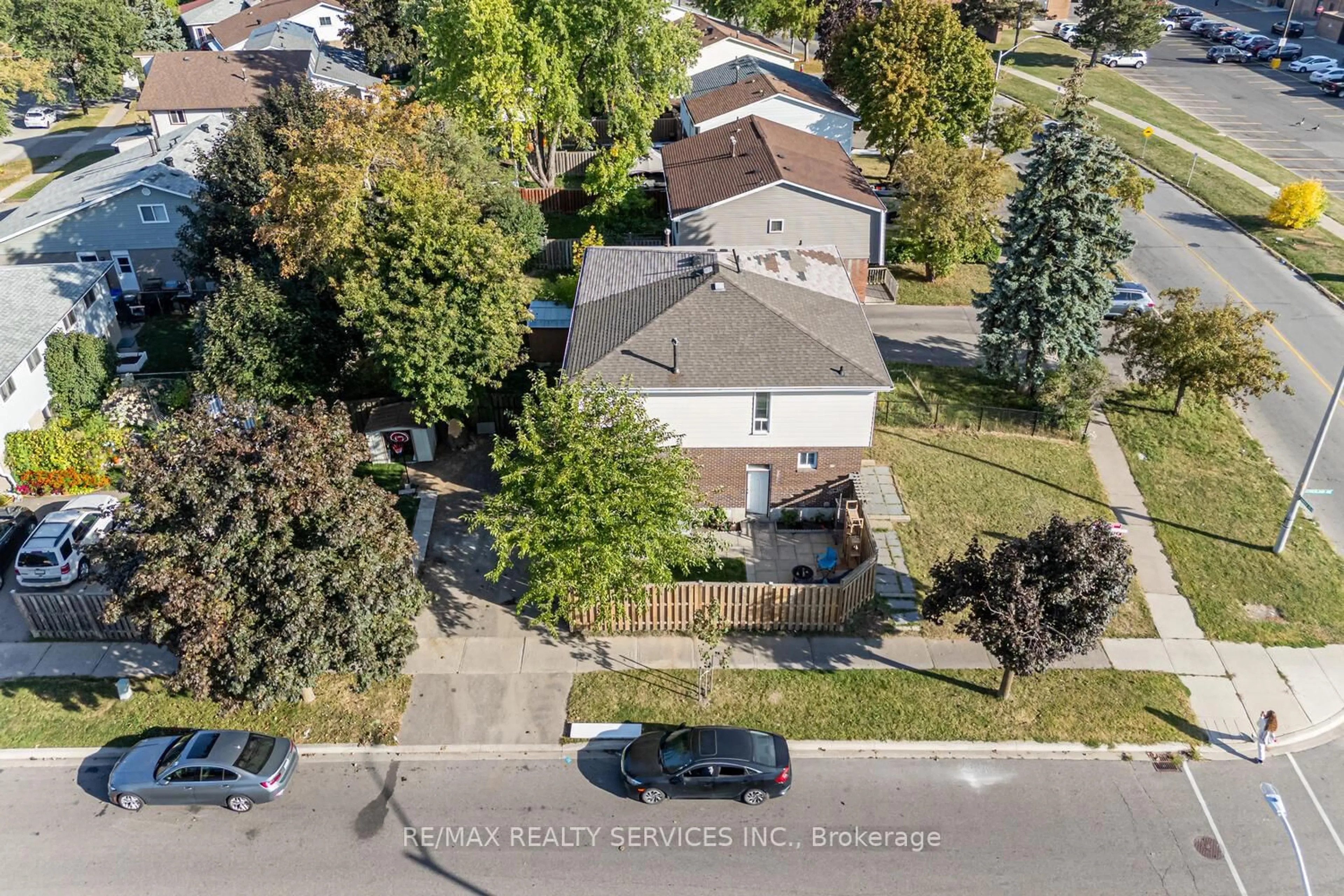 A pic from outside/outdoor area/front of a property/back of a property/a pic from drone, street for 172 Hansen Rd, Brampton Ontario L6V 2G6