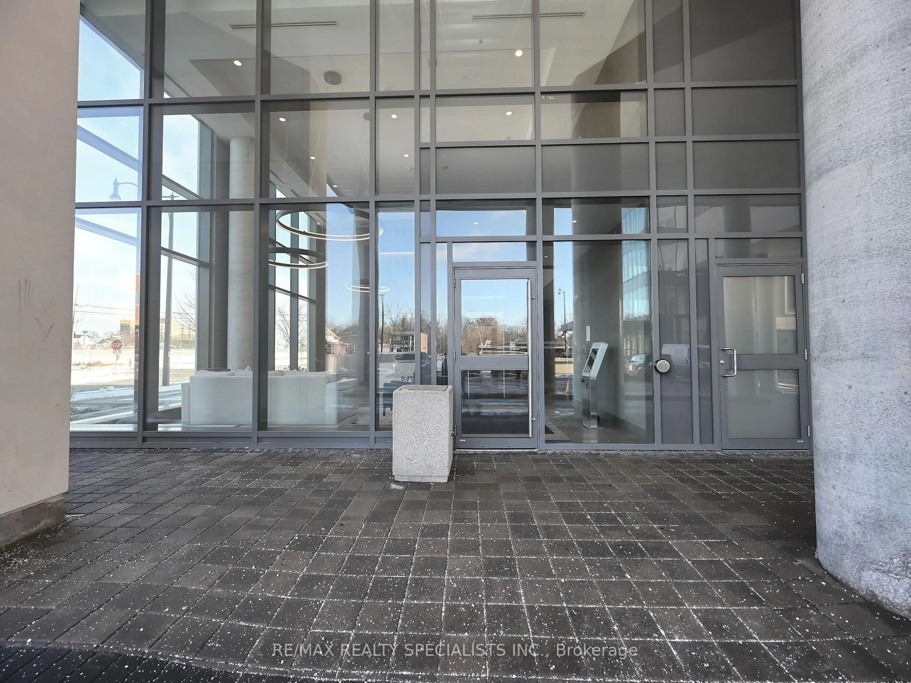 Indoor foyer for 15 lynch Estates #1503, Brampton Ontario L6W 0C7