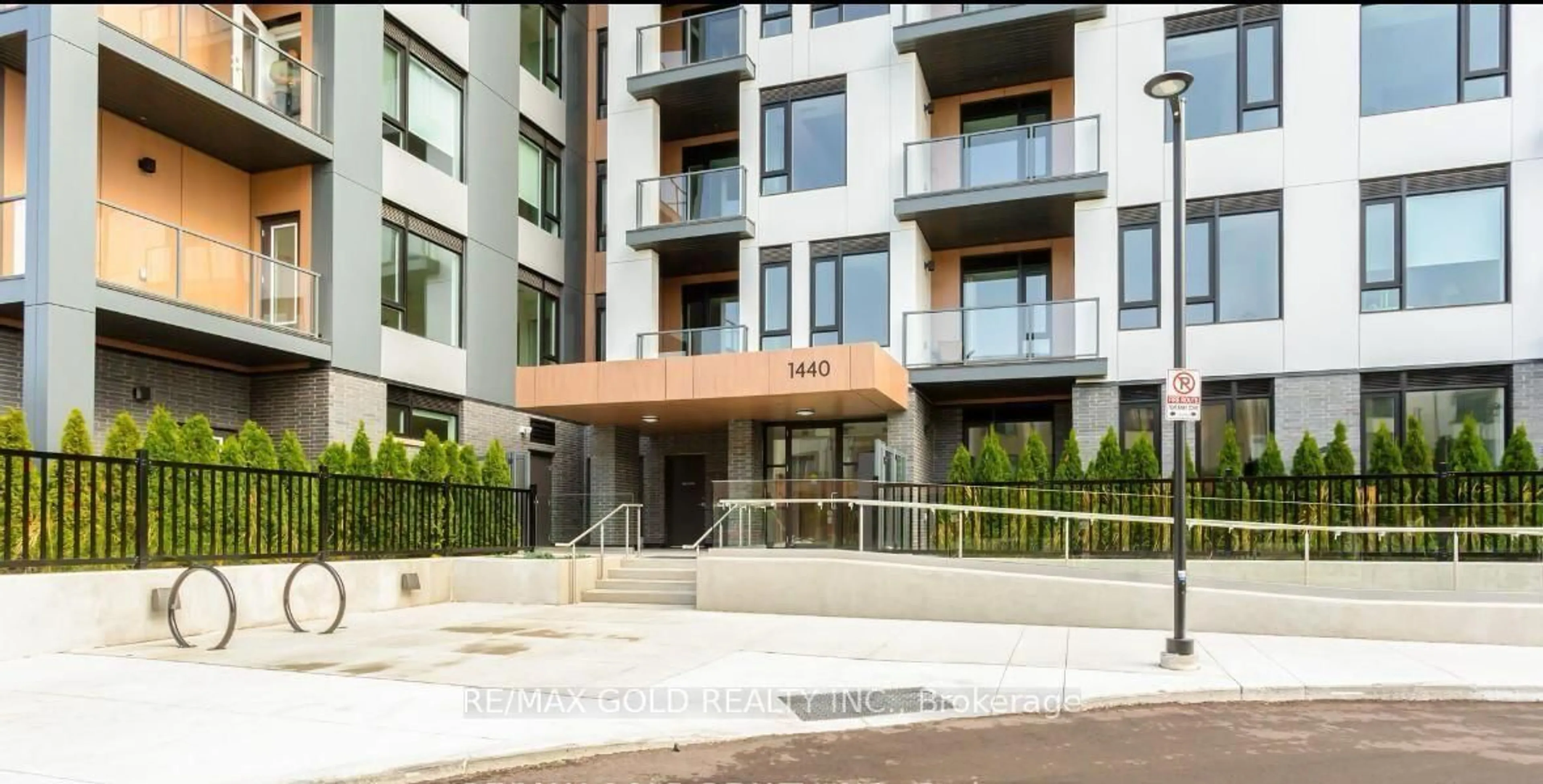 Patio, street for 1440 Clarriage Crt #211, Milton Ontario L9E 1B3