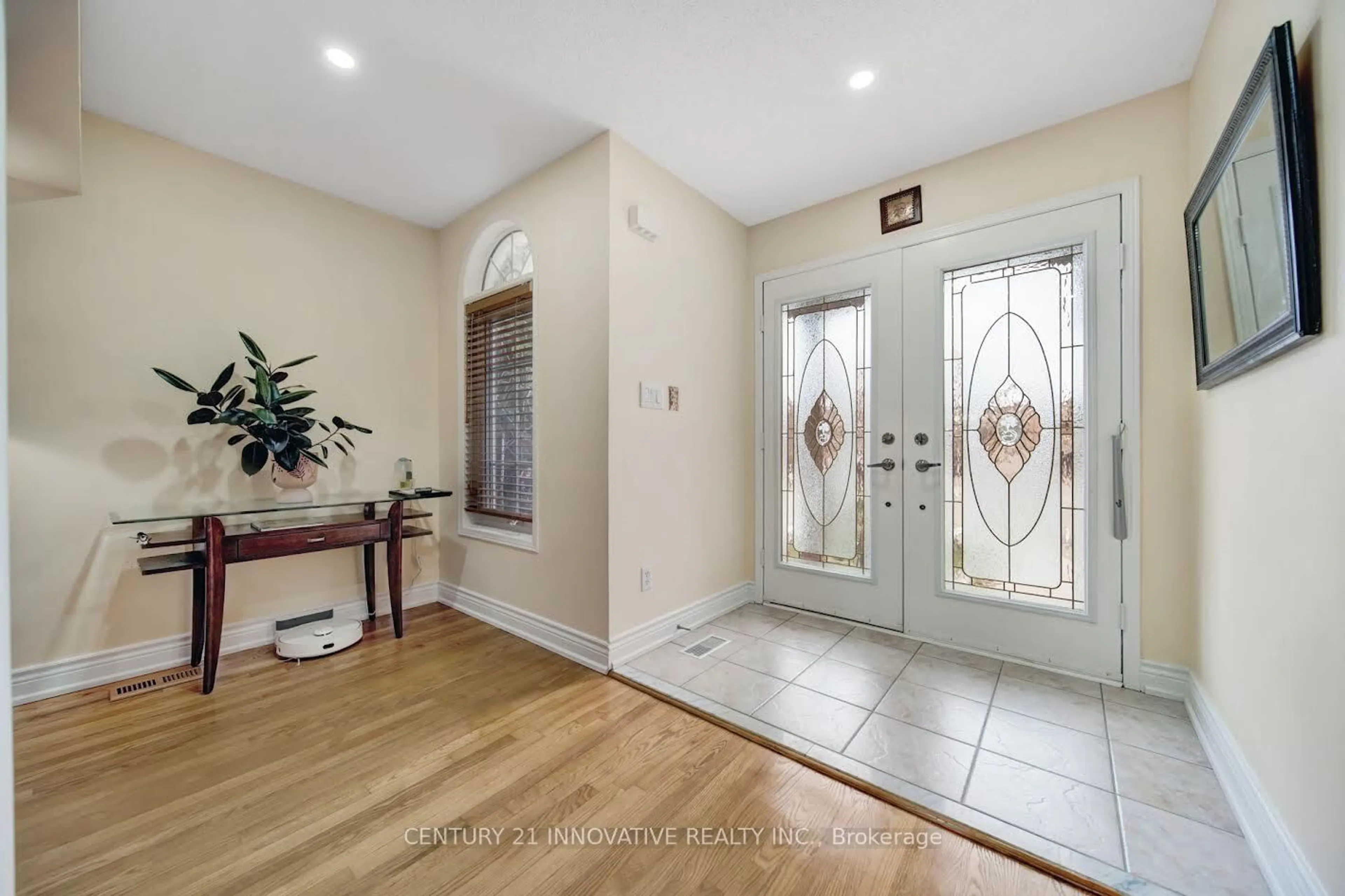Indoor entryway for 7289 Terragar Blvd, Mississauga Ontario L5N 7L8