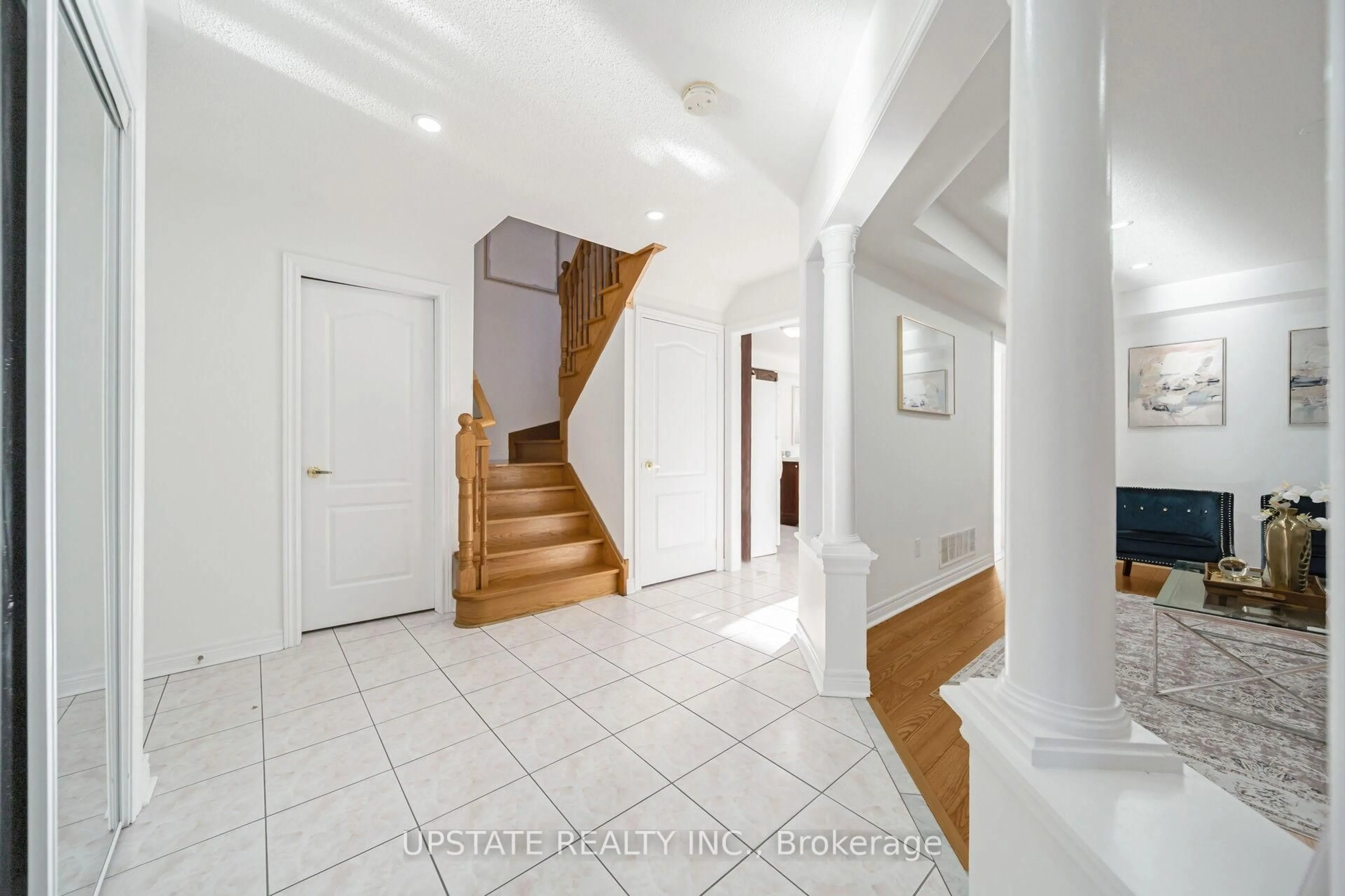 Indoor foyer for 45 Trailview Lane, Caledon Ontario L7E 2W1