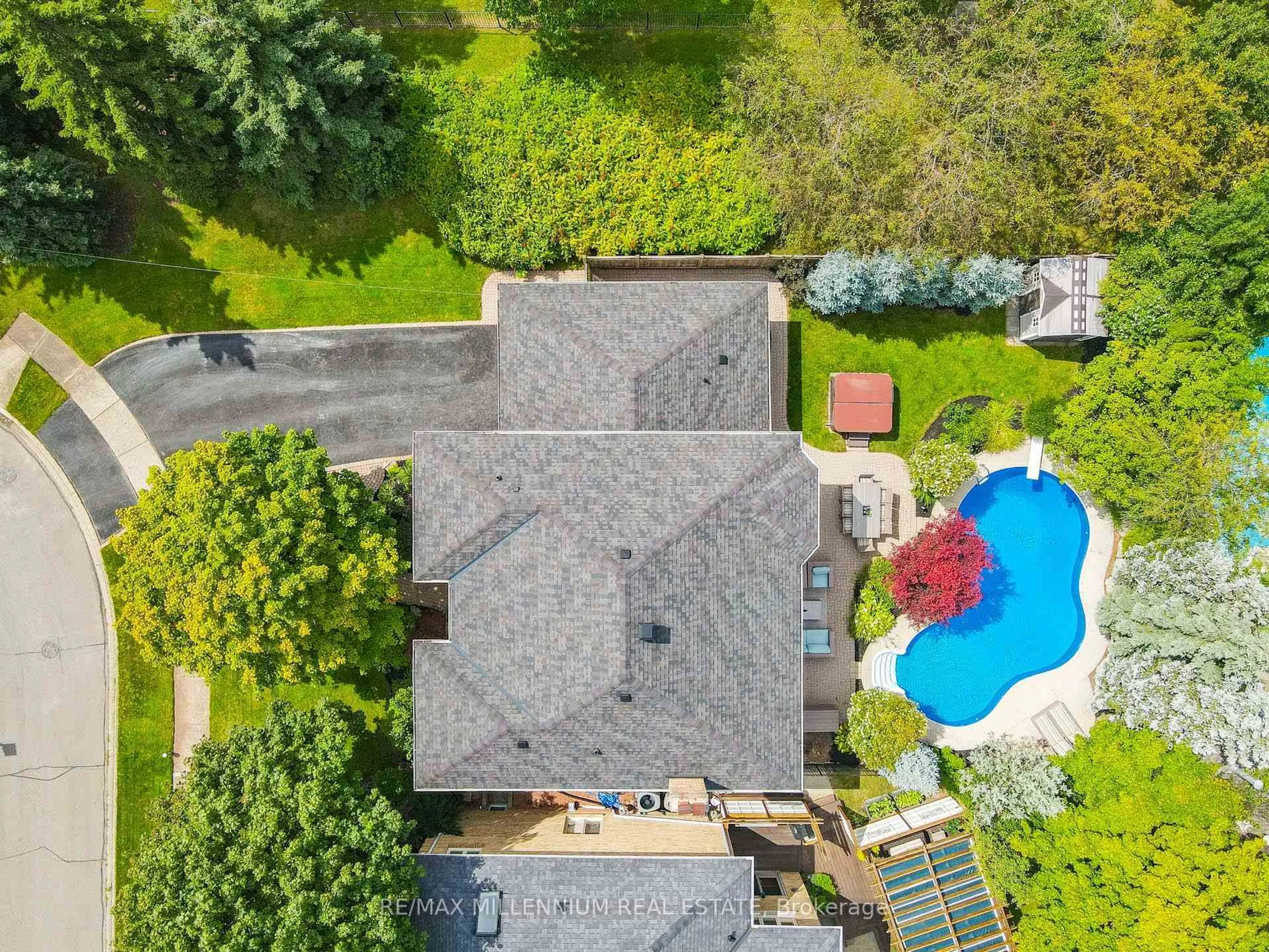 A pic from outside/outdoor area/front of a property/back of a property/a pic from drone, unknown for 1050 Masters Green Dr, Oakville Ontario L6M 2P1
