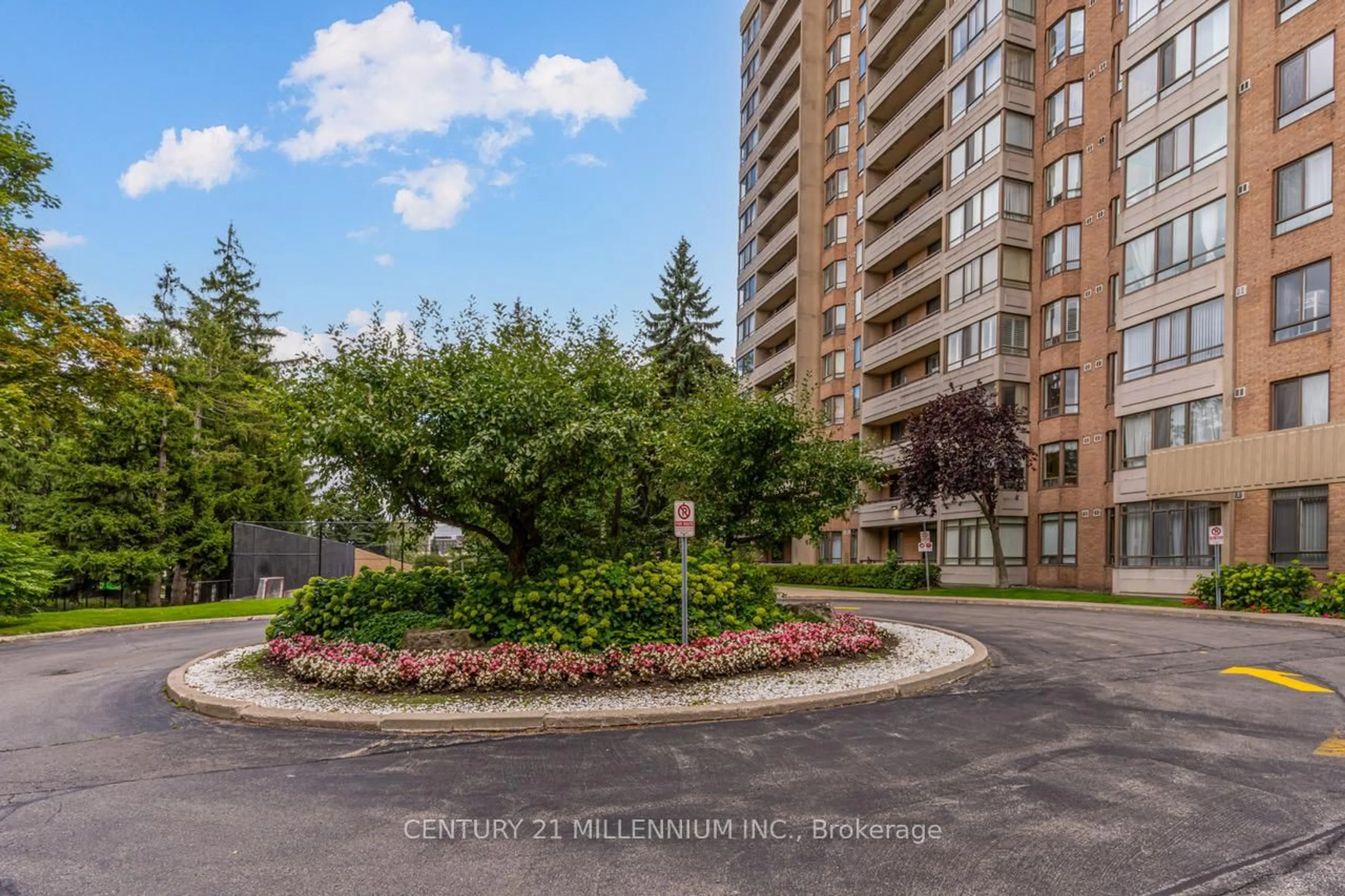 A pic from outside/outdoor area/front of a property/back of a property/a pic from drone, street for 5 Lisa St #604, Brampton Ontario L6T 4T4