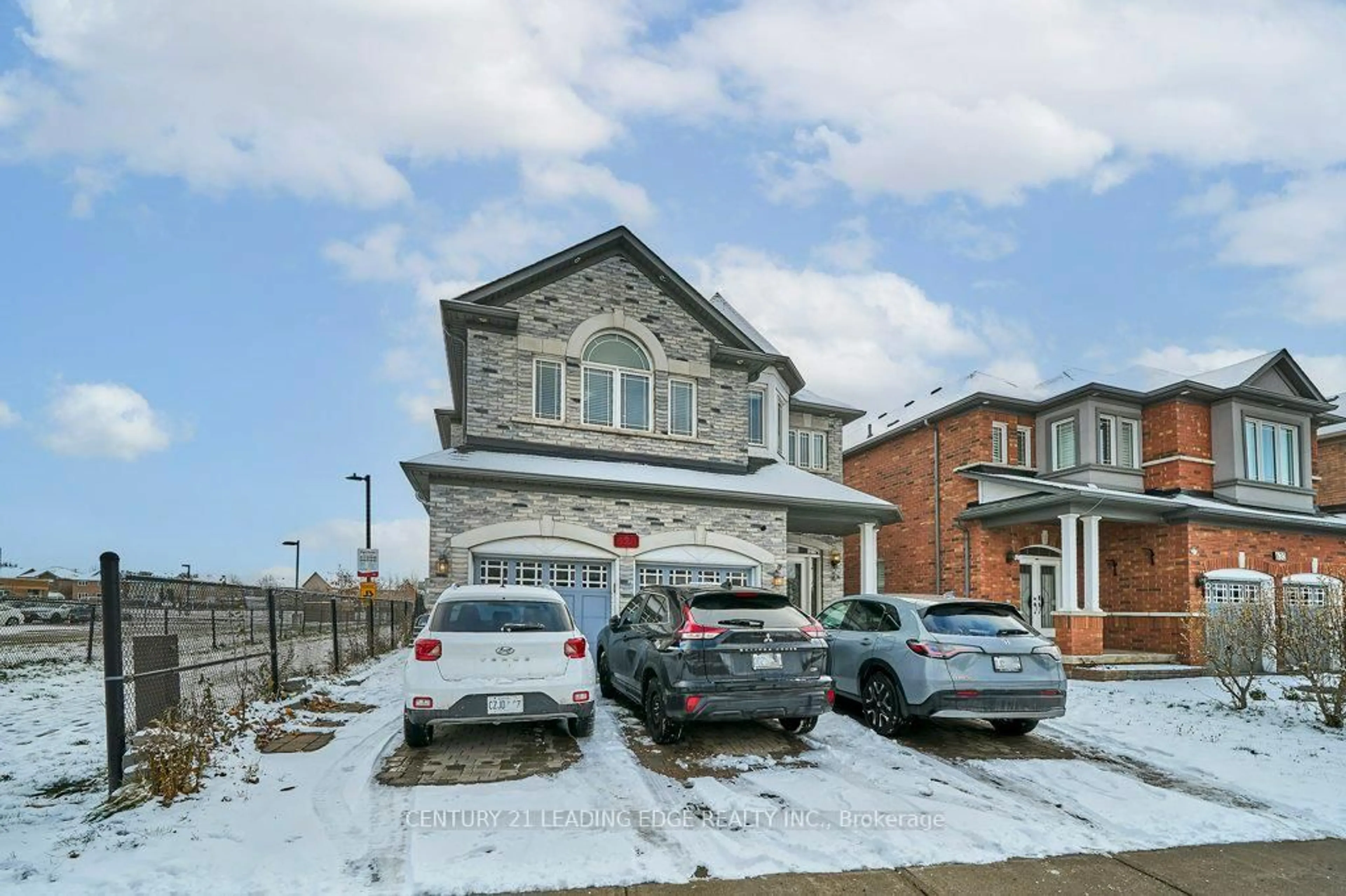Home with brick exterior material, street for 628 Twain Ave, Mississauga Ontario L5W 0A3