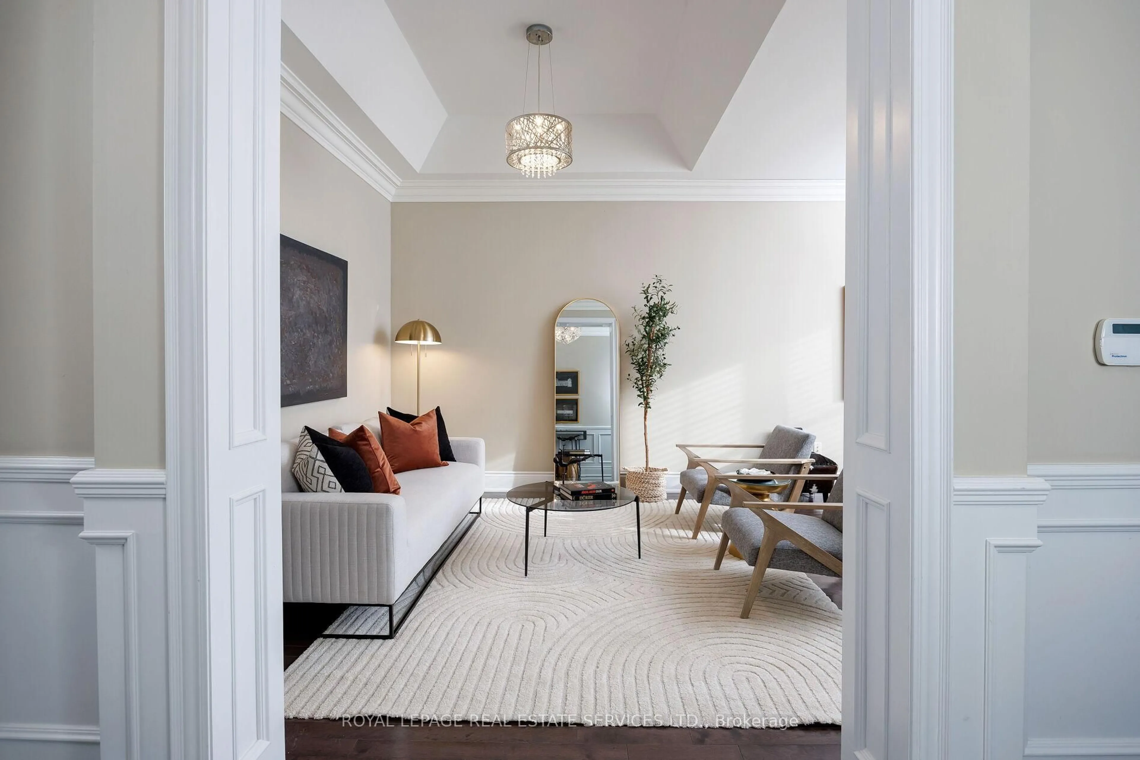 Living room with furniture, carpet floor for 125 Paliser Crt, Oakville Ontario L6K 2H1