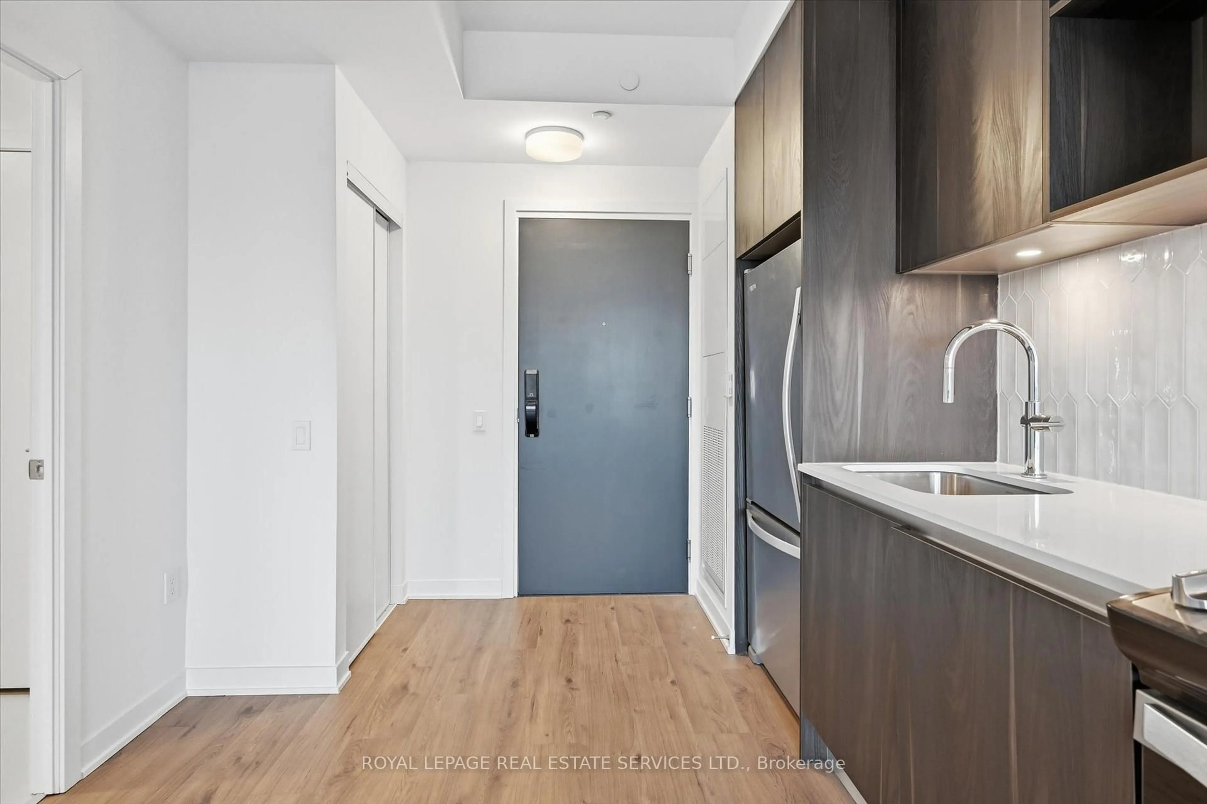 Standard kitchen, wood/laminate floor for 395 Dundas St #603, Oakville Ontario L6M 5R8