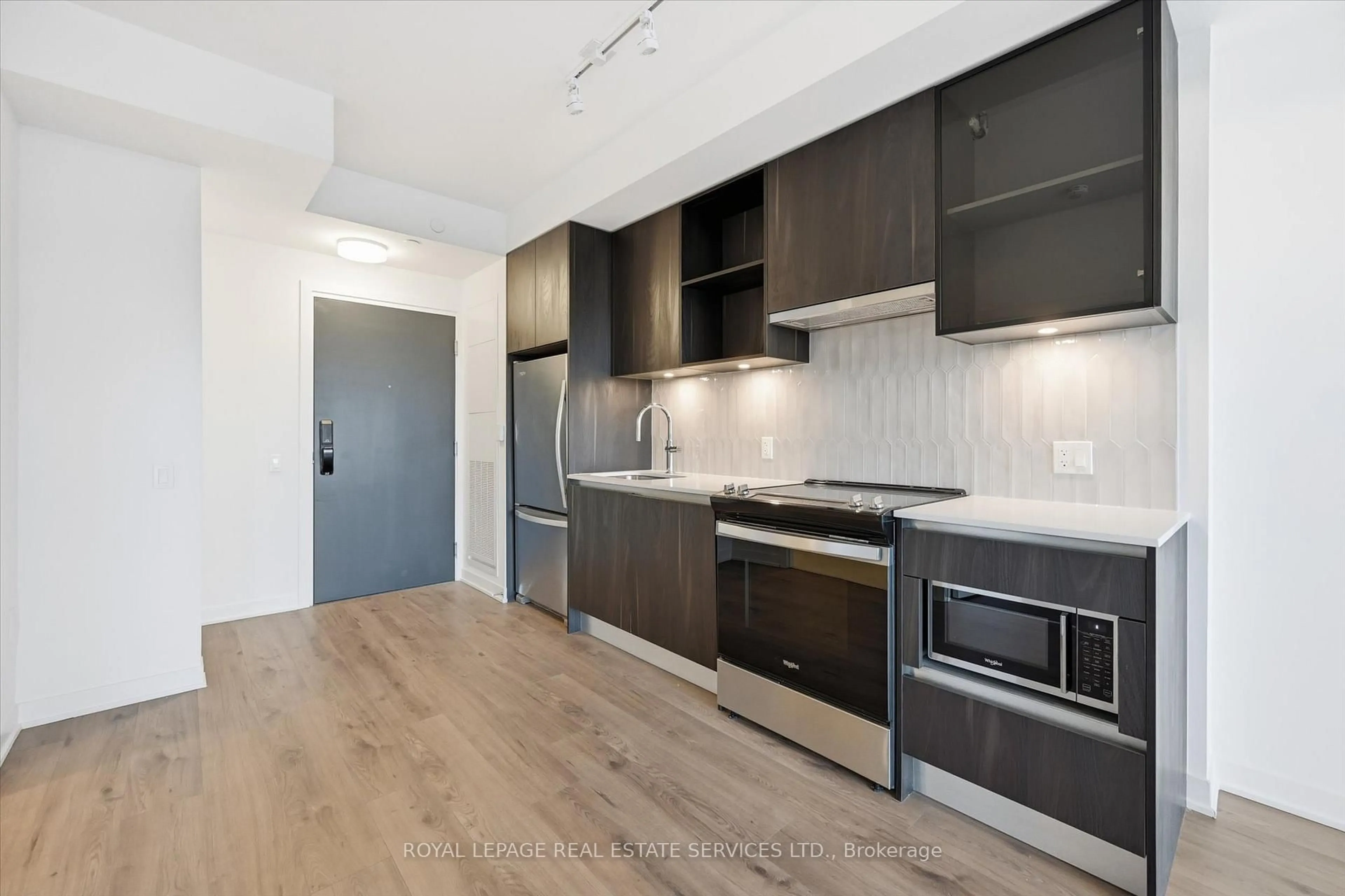 Standard kitchen, unknown for 395 Dundas St #603, Oakville Ontario L6M 5R8