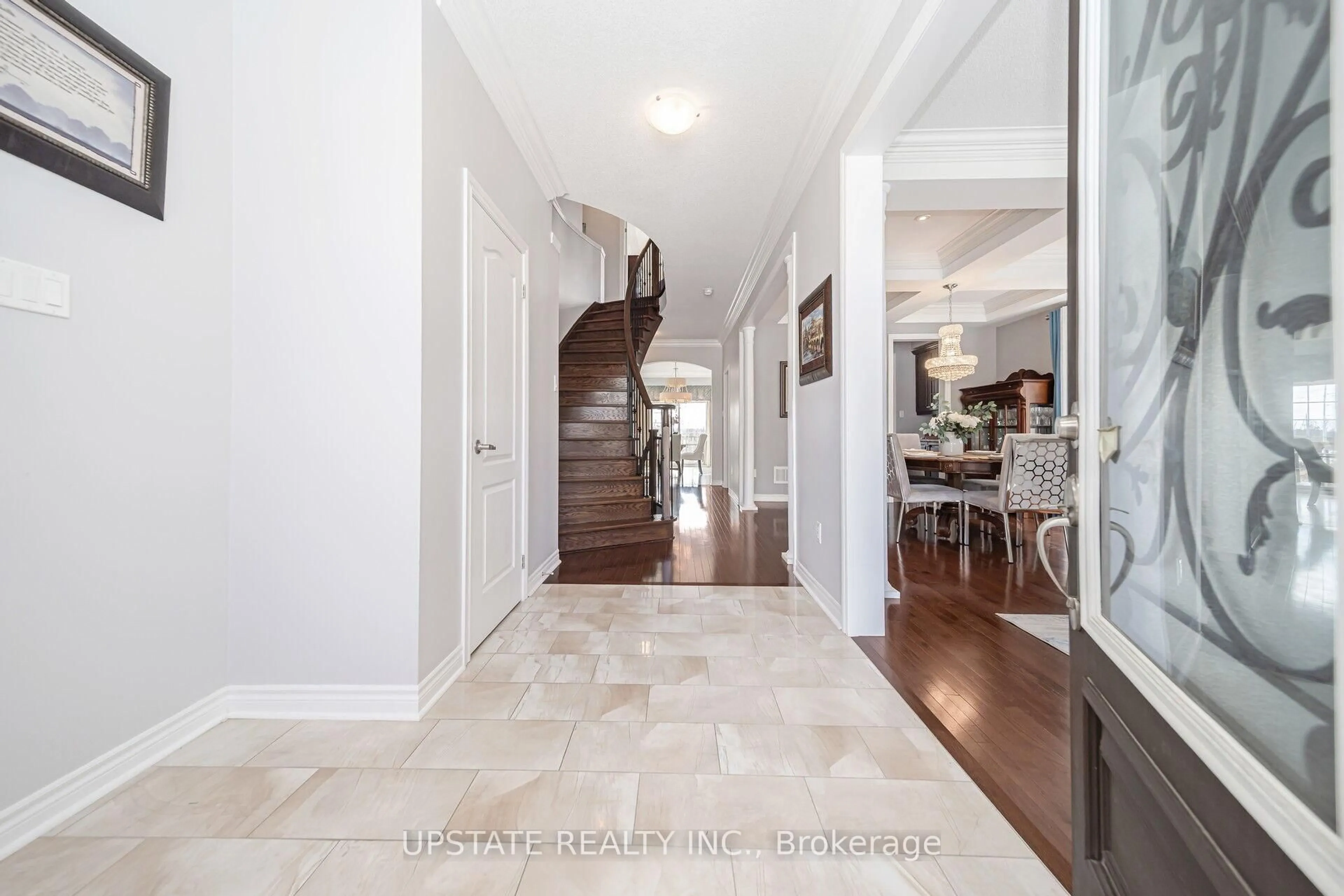 Indoor entryway for 10 Agincourt Circ, Brampton Ontario L6X 2M4